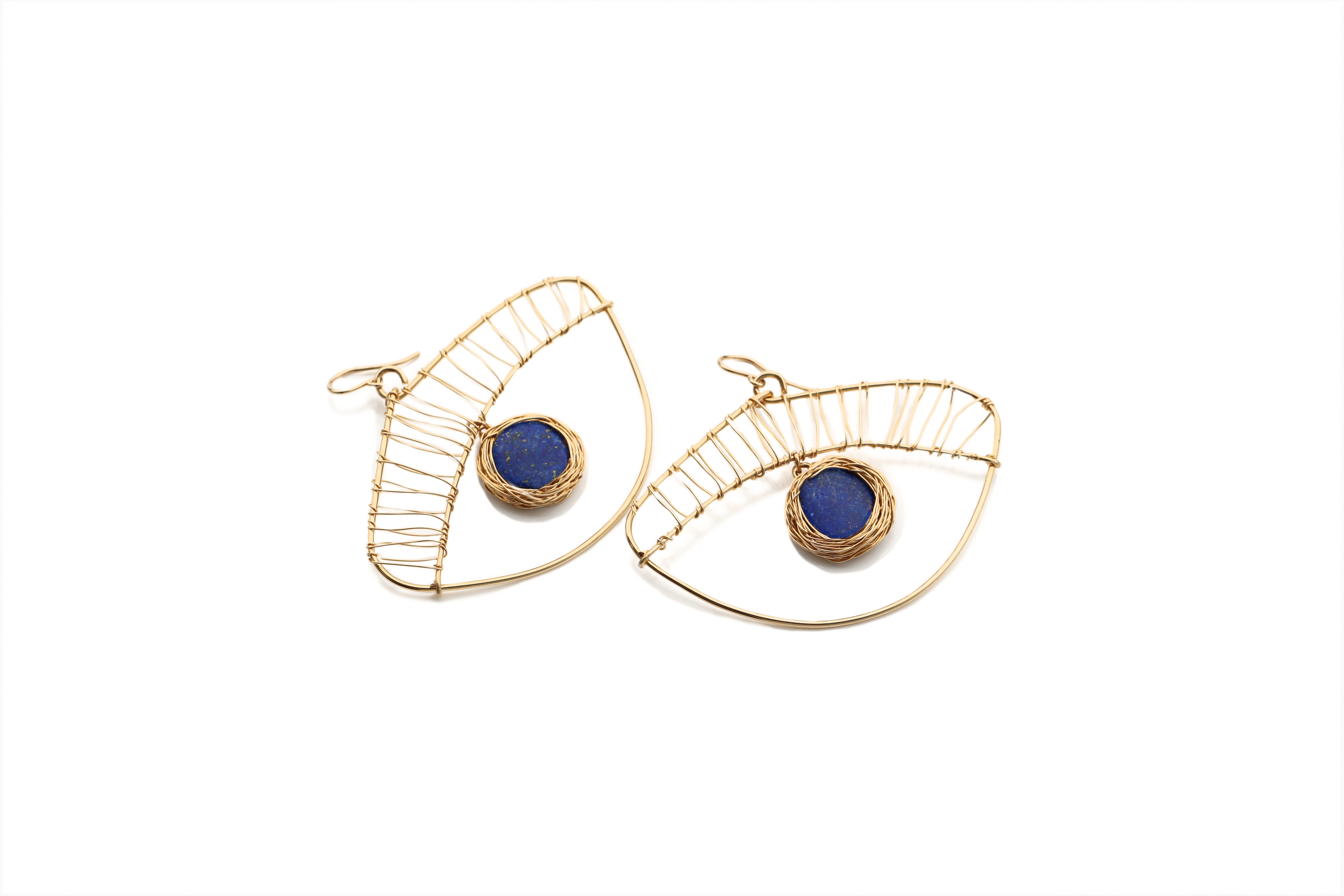 Artiste Boucles d'oreilles uniques en leur genre en lapis-lazuli, pierre bleue style oeil  par l'artiste en vente