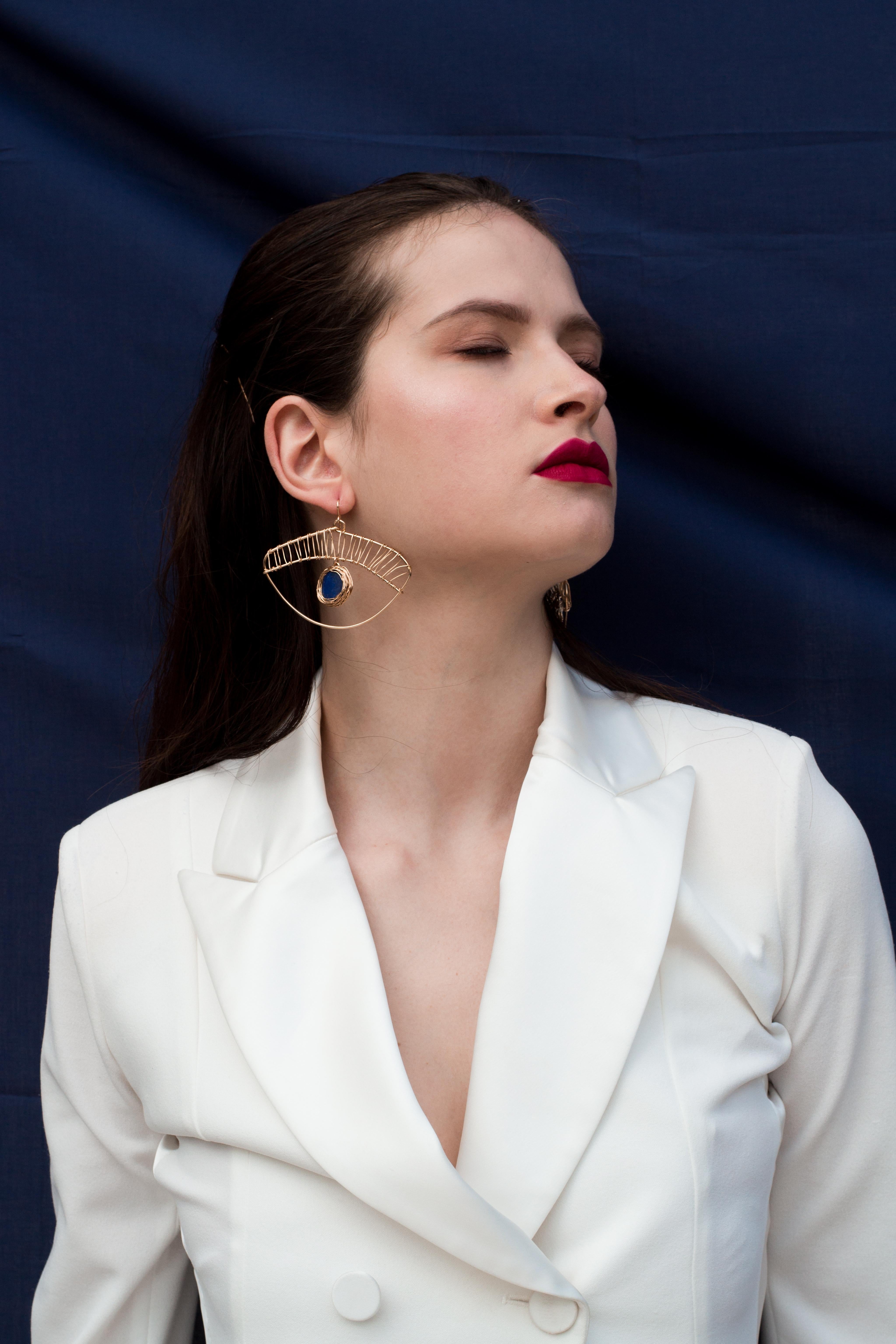 Perle Boucles d'oreilles uniques en leur genre en lapis-lazuli, pierre bleue style oeil  par l'artiste en vente
