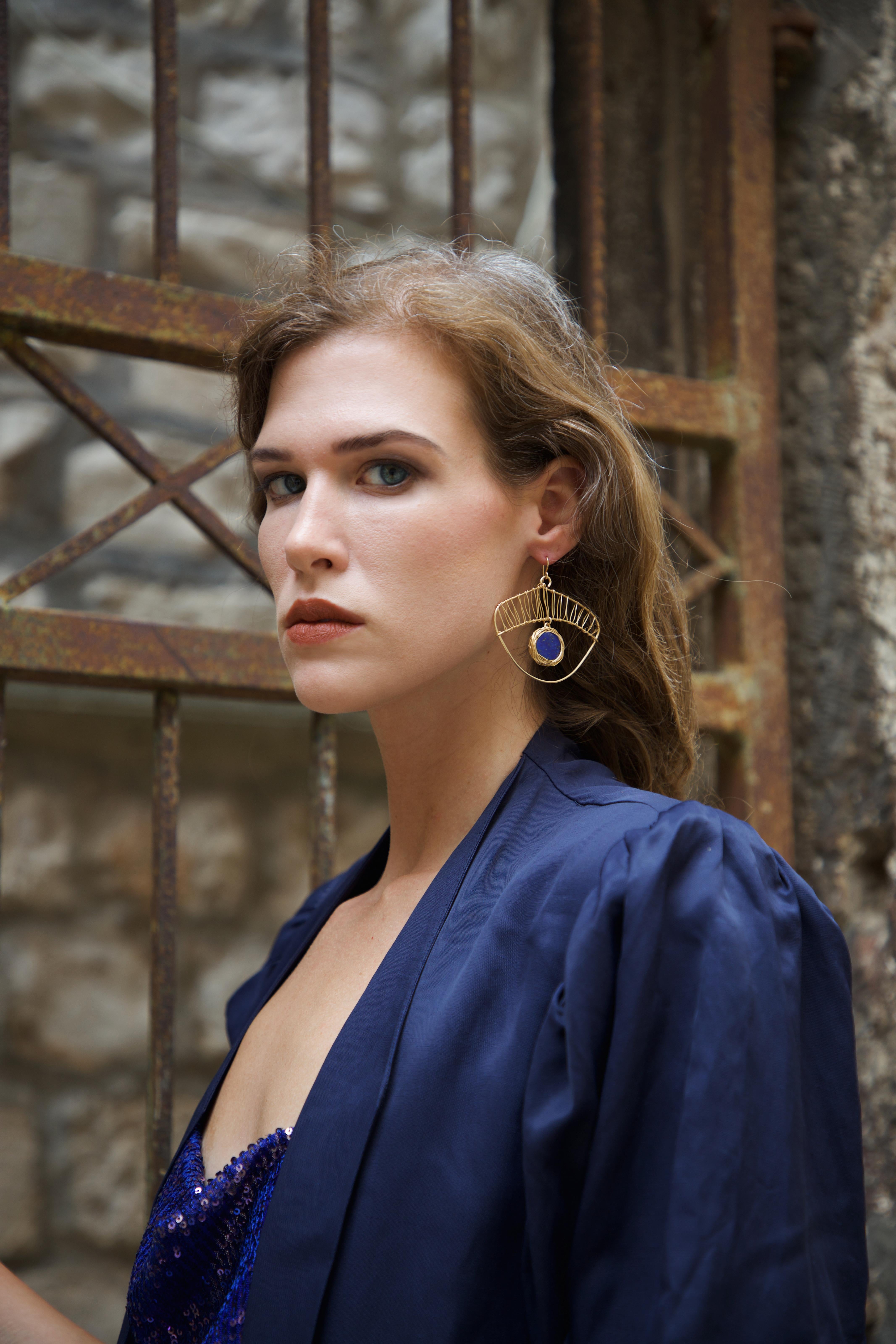 Boucles d'oreilles uniques en leur genre en lapis-lazuli, pierre bleue style oeil  par l'artiste Neuf - En vente à Engelberg, CH