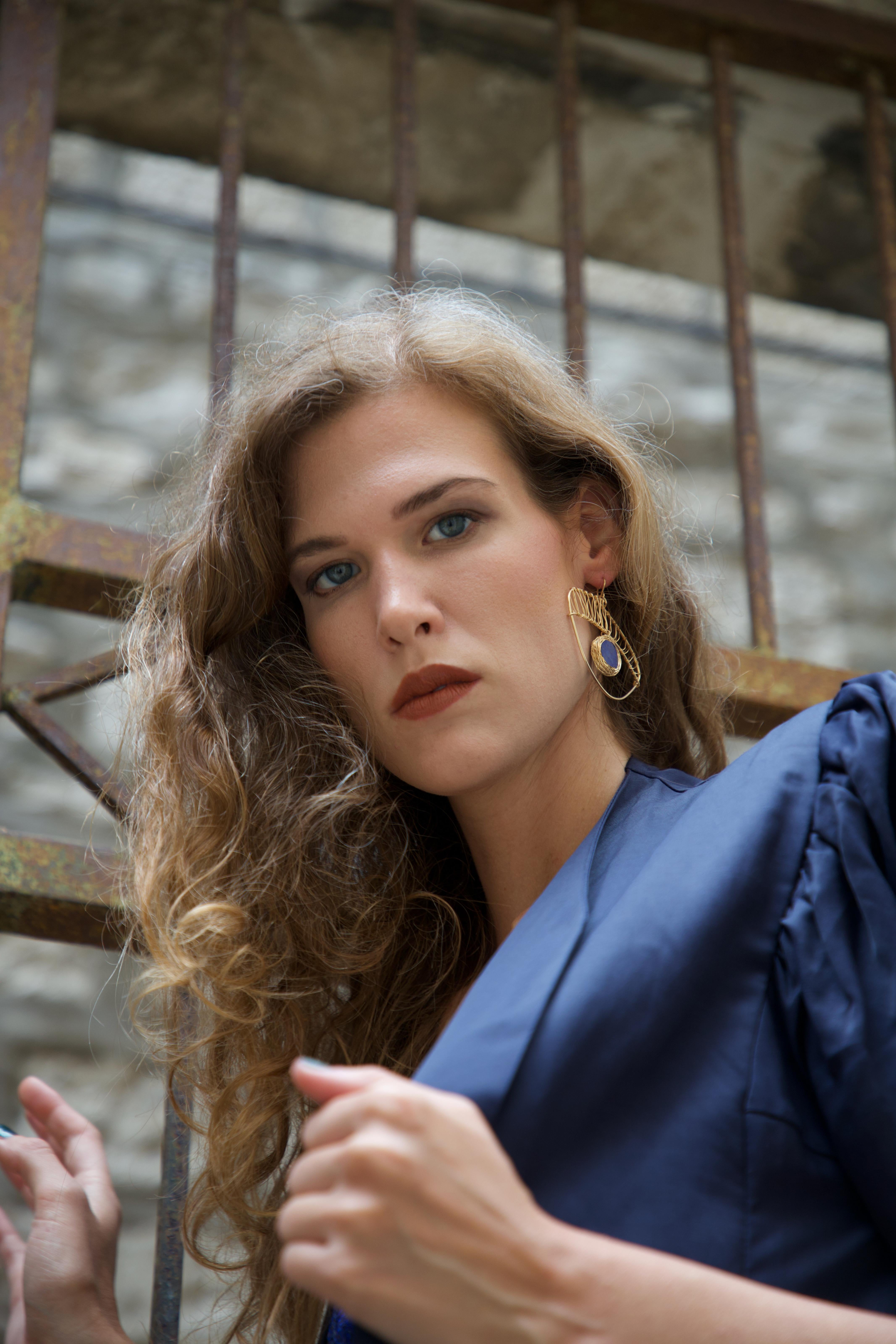 Boucles d'oreilles uniques en leur genre en lapis-lazuli, pierre bleue style oeil  par l'artiste Unisexe en vente
