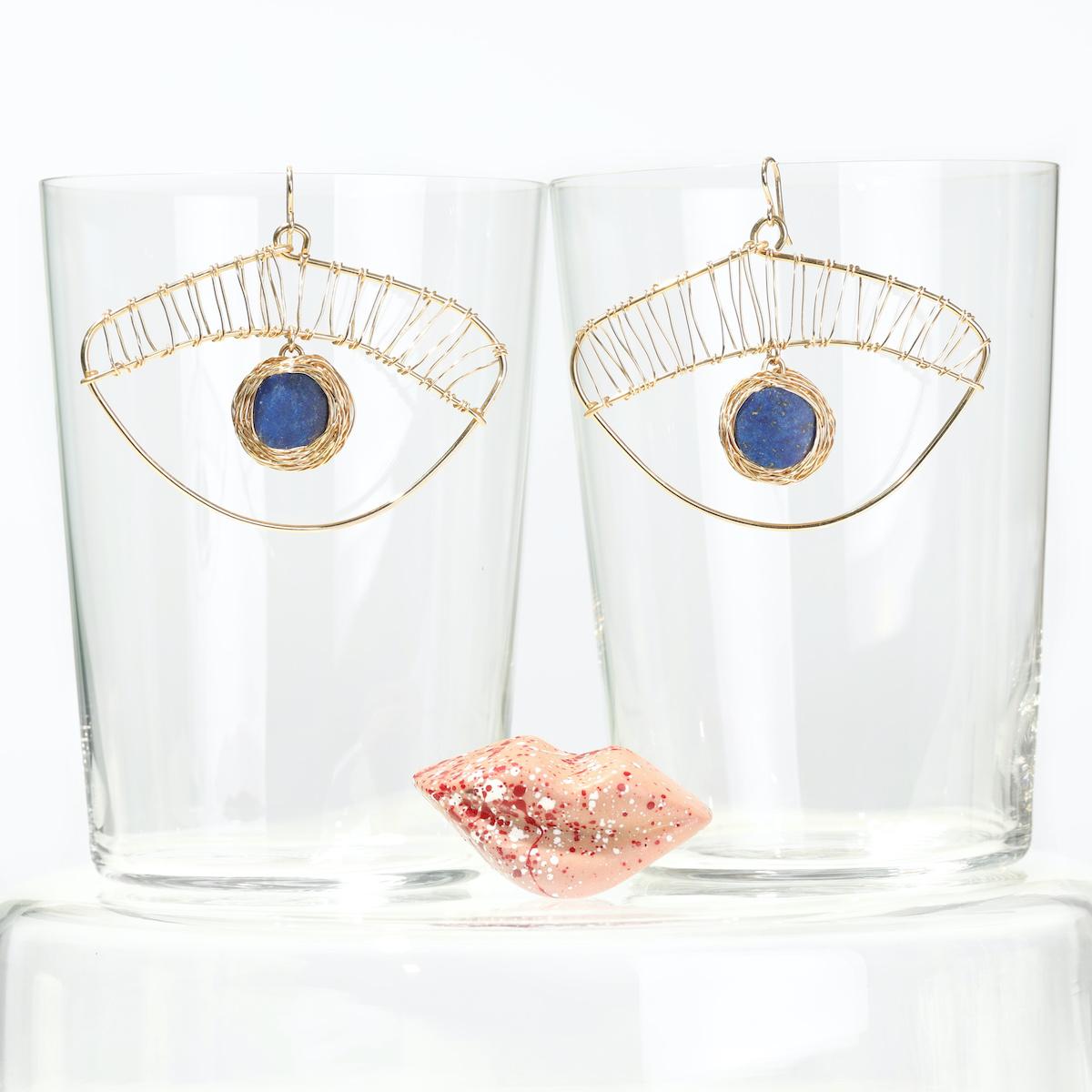 Boucles d'oreilles uniques en leur genre en lapis-lazuli, pierre bleue style oeil  par l'artiste en vente 1