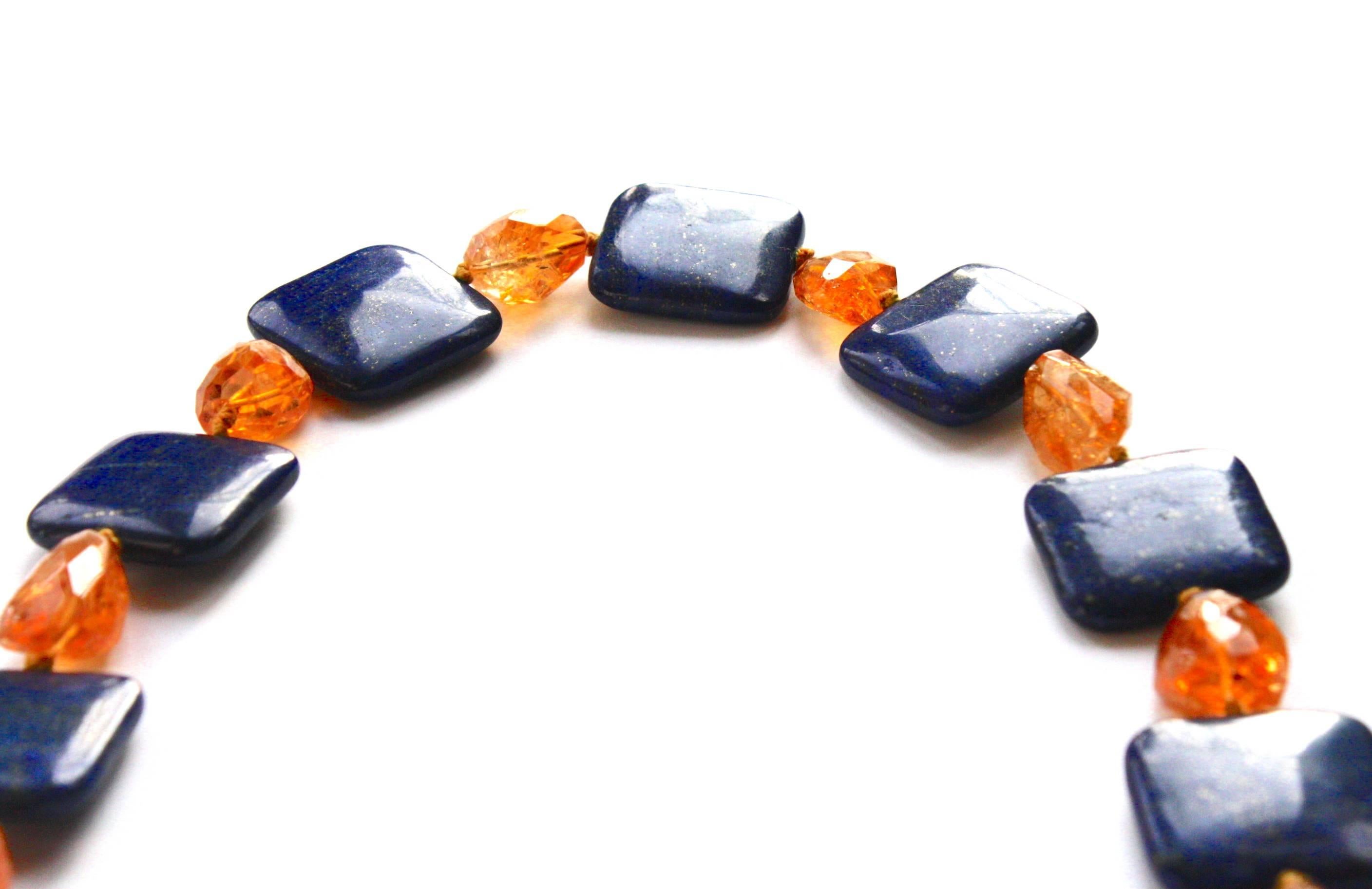 Artisan Long collier de pierres du soleil facettées en lapis-lazuli en vente