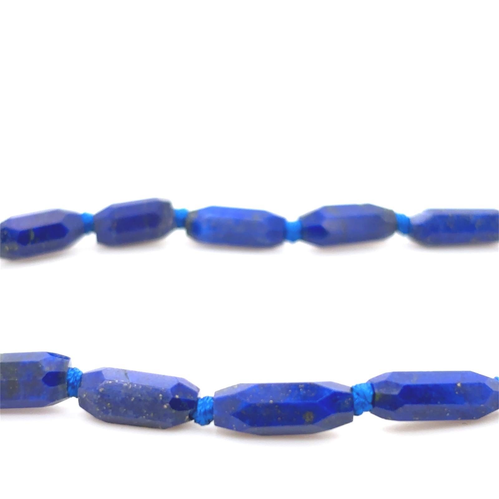 Collier de perles de lapis-lazuli avec un fermoir en or jaune 18 carats.

Les lapis-lazuli sont doublement noués pour des raisons esthétiques et de sécurité avec un fil bleu foncé qui s'harmonise parfaitement avec la couleur des perles.

Les longues