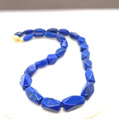 Collier à perles facettées en or jaune 18 carats et lapis-lazuli