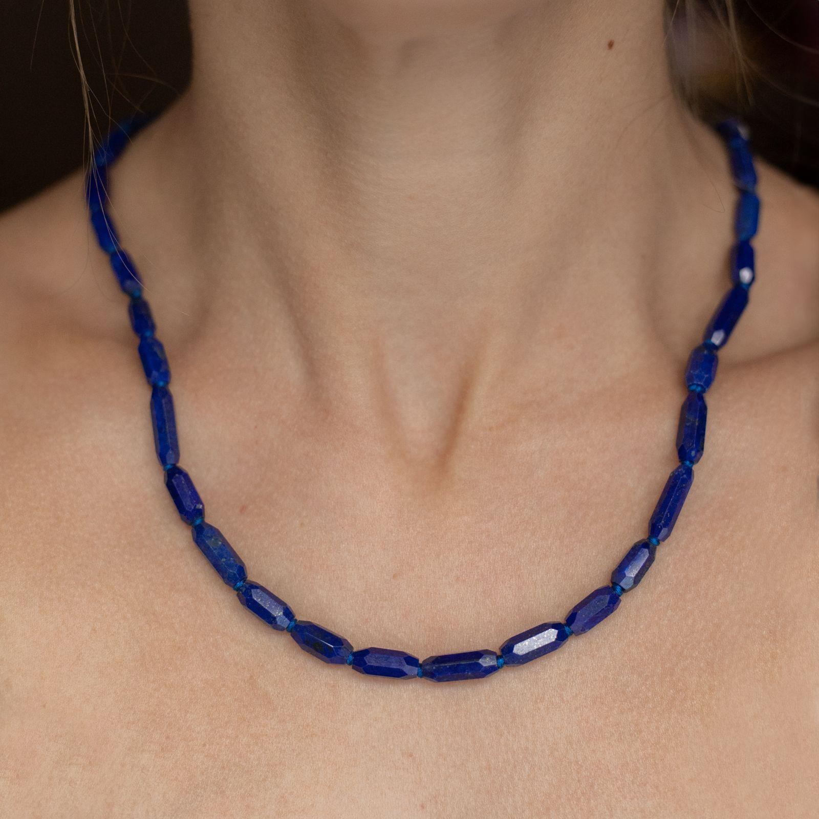 Perle Collier à perles facettées en or jaune 18 carats et lapis-lazuli en vente