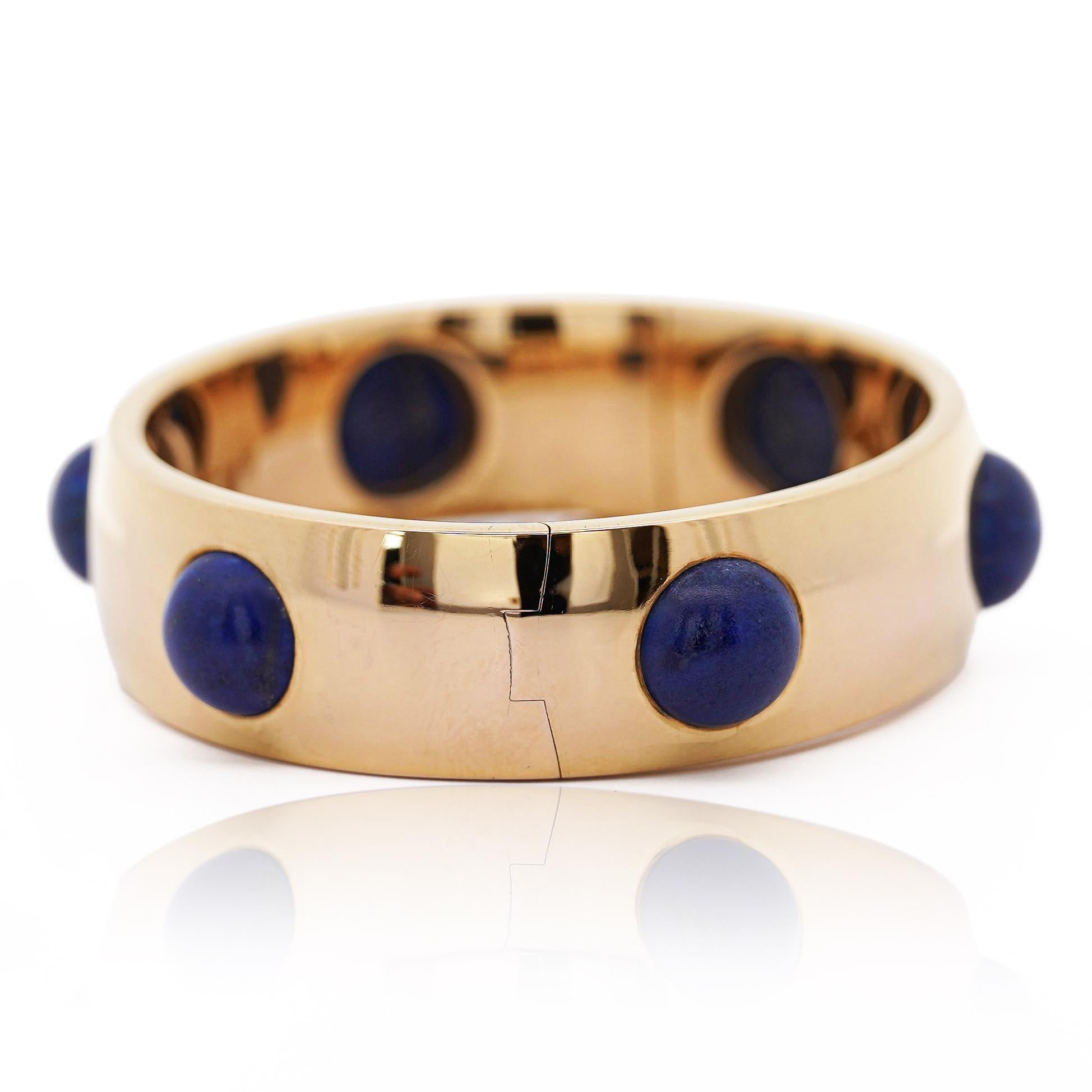 Armreif aus 18 Karat Gold mit Lapislazuli und Einbaubeleuchtung (Cabochon) im Angebot