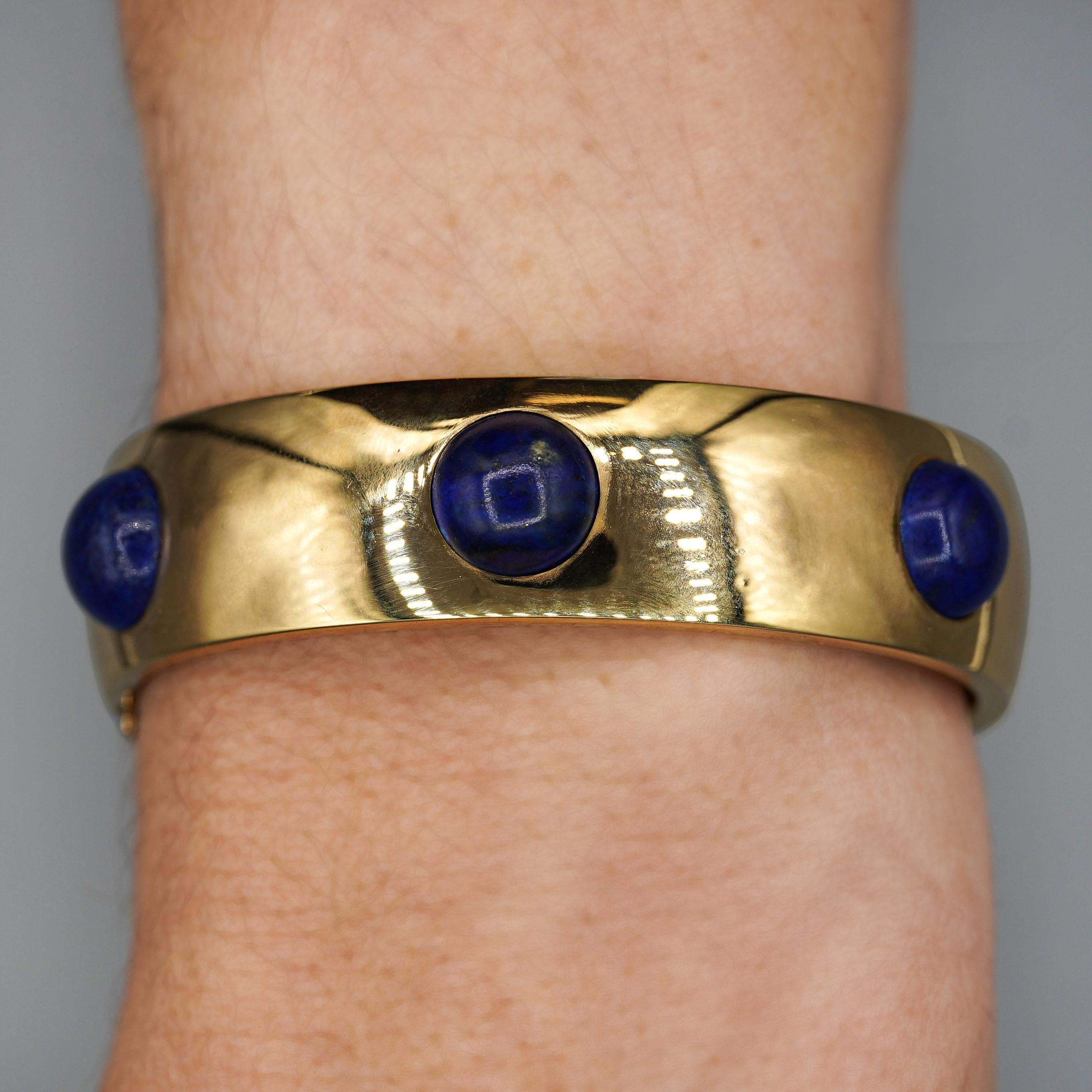 Armreif aus 18 Karat Gold mit Lapislazuli und Einbaubeleuchtung im Angebot 1