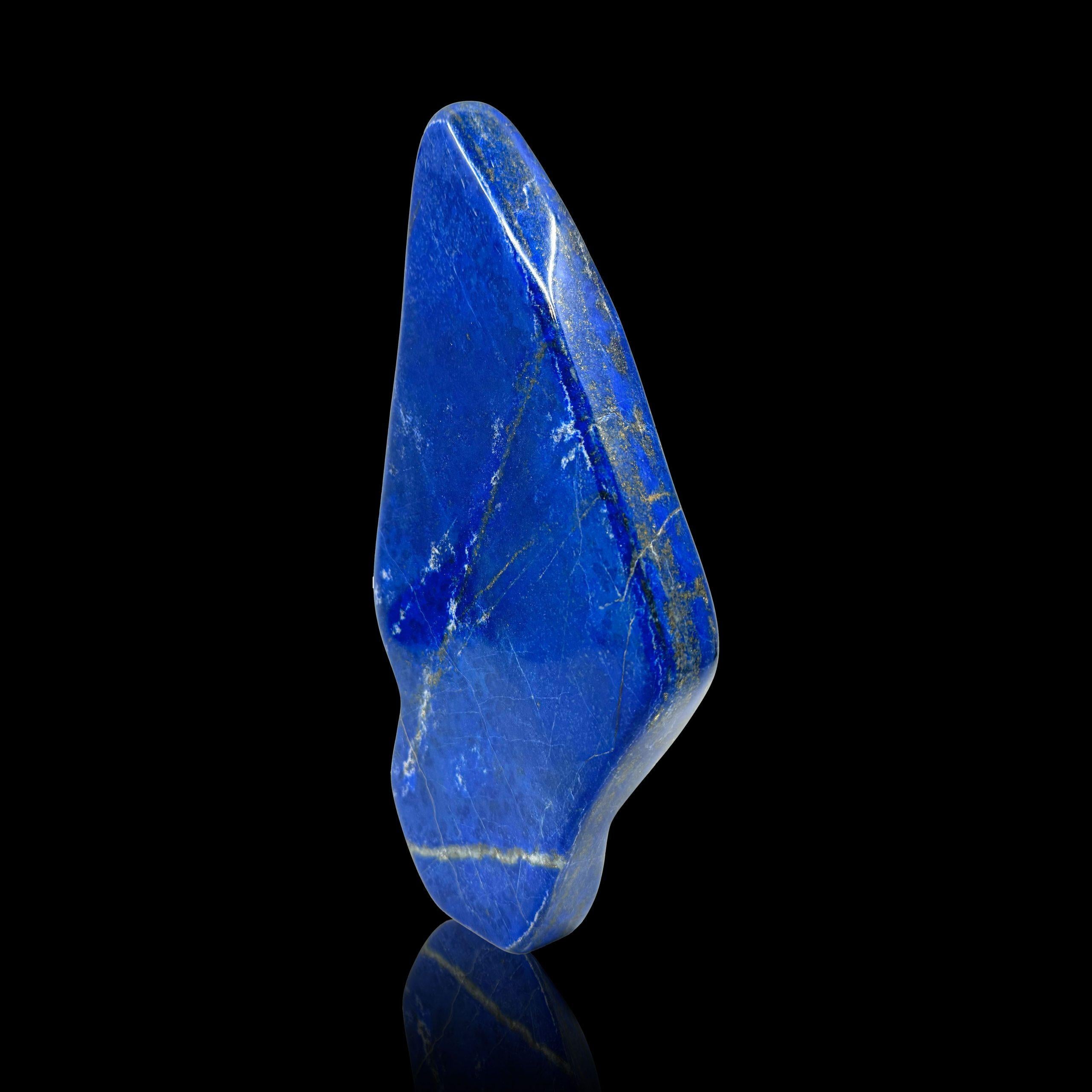 Questo grande lapislazzuli lucidato a mano a forma libera presenta una tonalità di base blu reale incredibilmente sontuosa, nonché depositi di pirite scintillanti e vene contrastanti di calcite bianca che corrono dappertutto, creando un bellissimo