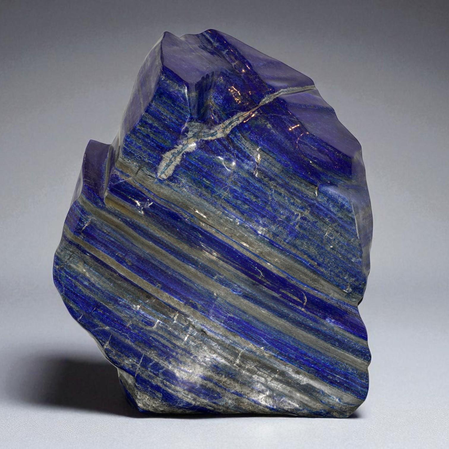 Mit dieser monumentalen Lapislazuli-Freiform, einer Naturskulptur von bemerkenswerter Größe und Schönheit, bringen Sie sofortige Raffinesse in jedes Interieur. Mit einer Höhe von 28 Zoll und einem Gewicht von ca. 500 Pfund erregt dieser polierte