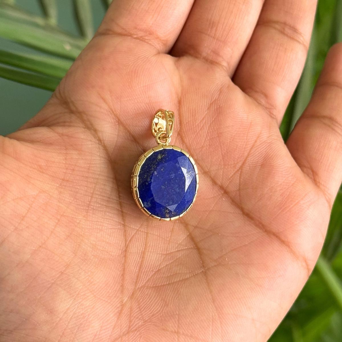 Colgante con forma ovalada de piedra lapislázuli en oro amarillo de 18 quilates en venta 4