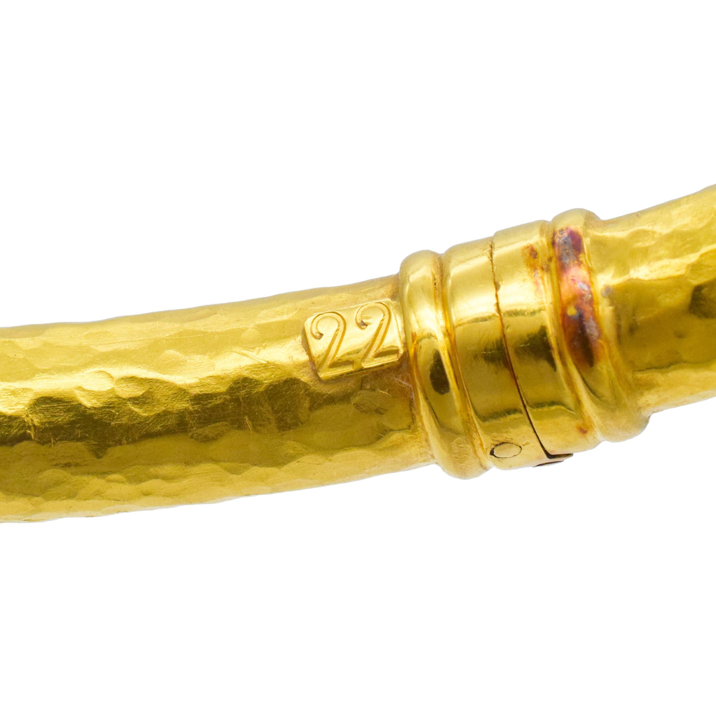 Lapis Lazuli et 22k  Collier en or martelé et
Boucles d'oreilles Suite. Le collier présente un design tubulaire en or jaune 22 carats en forme de cercle ouvert avec finition martelée, accentué sur le devant par deux perles de lapis-lazuli.
Equipé de