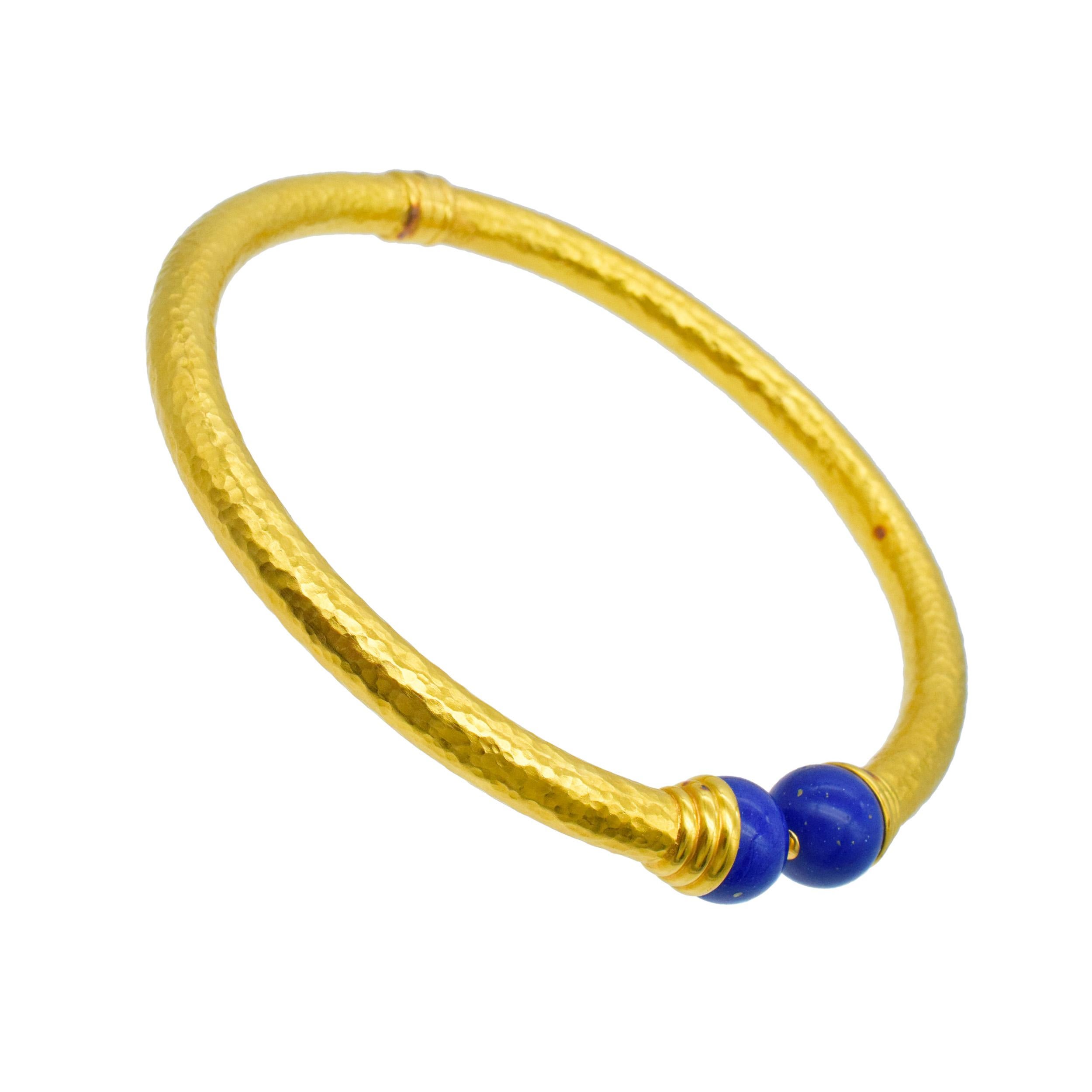 Artiste Lapis Lazuli   Collier et boucles d'oreilles en or martelé.  Or 22k en vente