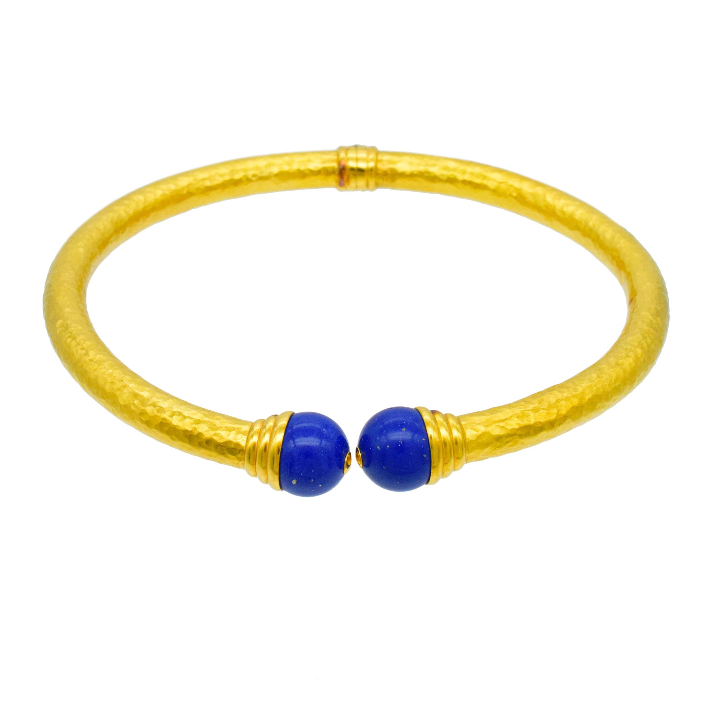 Taille ronde Lapis Lazuli   Collier et boucles d'oreilles en or martelé.  Or 22k en vente