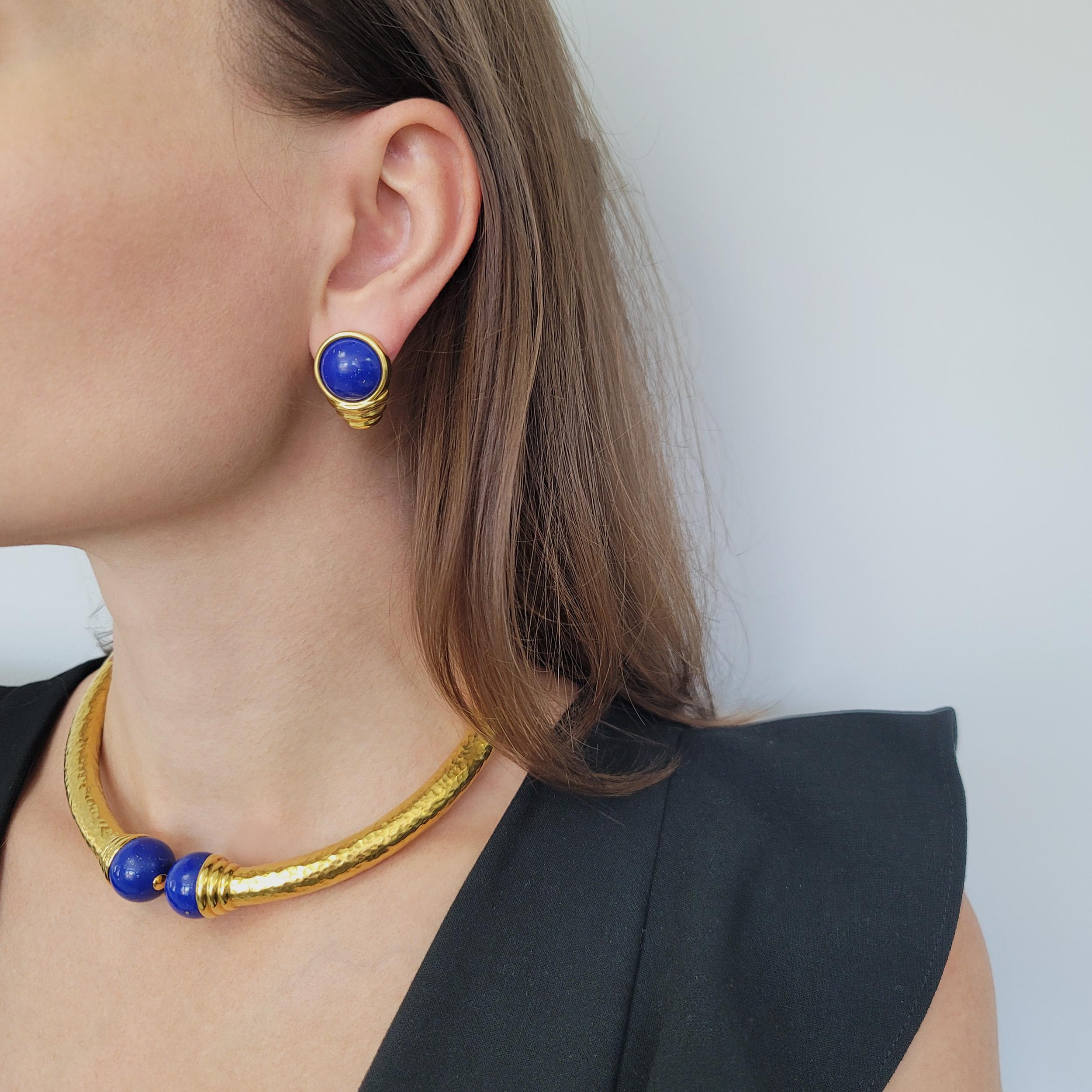 Lapis Lazuli   Collier et boucles d'oreilles en or martelé.  Or 22k Excellent état - En vente à New York, NY