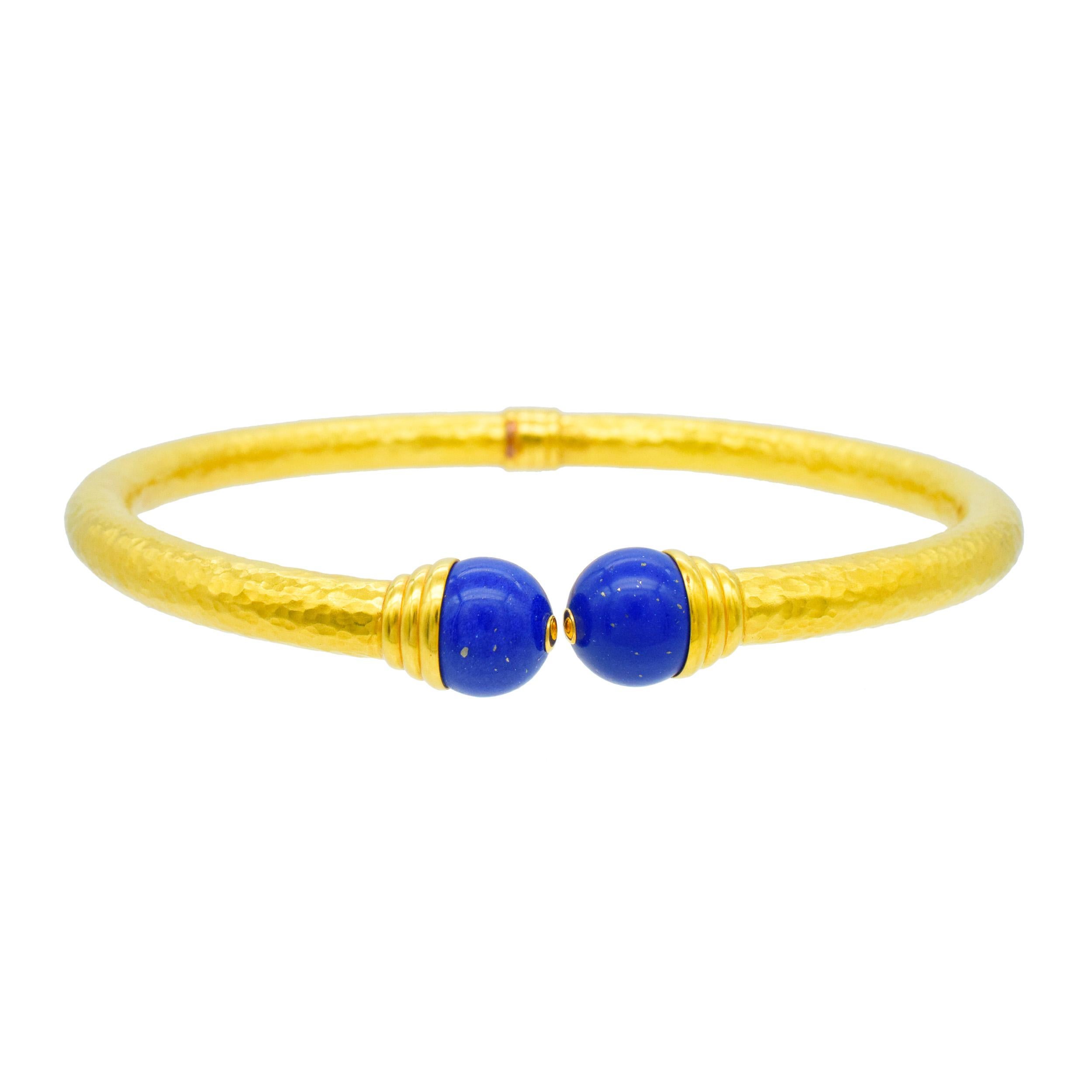 Lapis Lazuli   Collier et boucles d'oreilles en or martelé.  Or 22k en vente 1