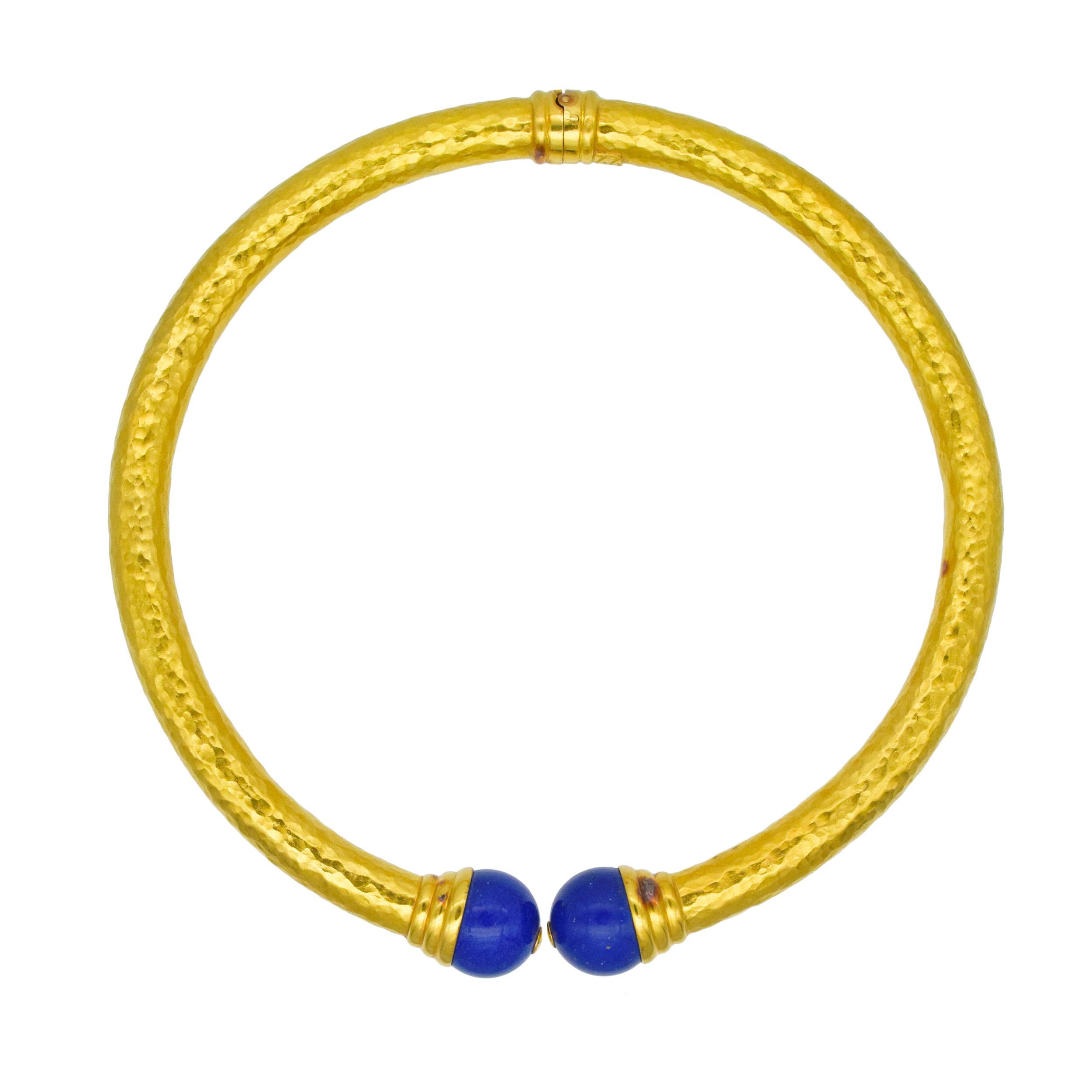Lapis Lazuli   Collier et boucles d'oreilles en or martelé.  Or 22k en vente 2