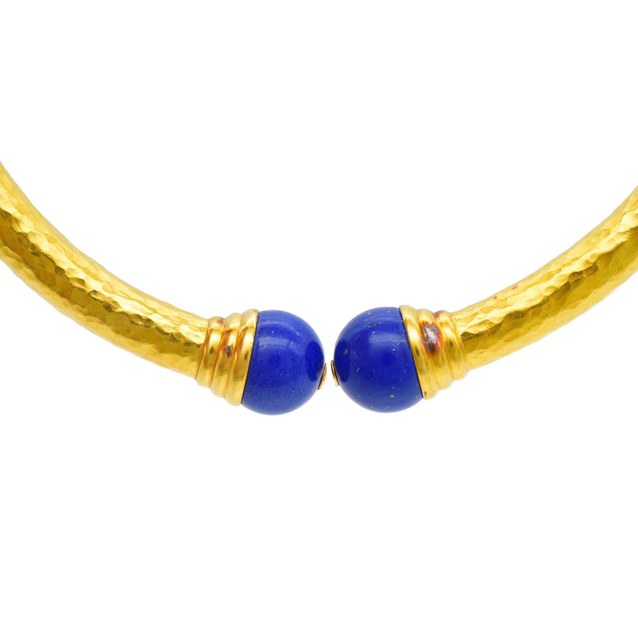 Lapis Lazuli   Collier et boucles d'oreilles en or martelé.  Or 22k en vente 3