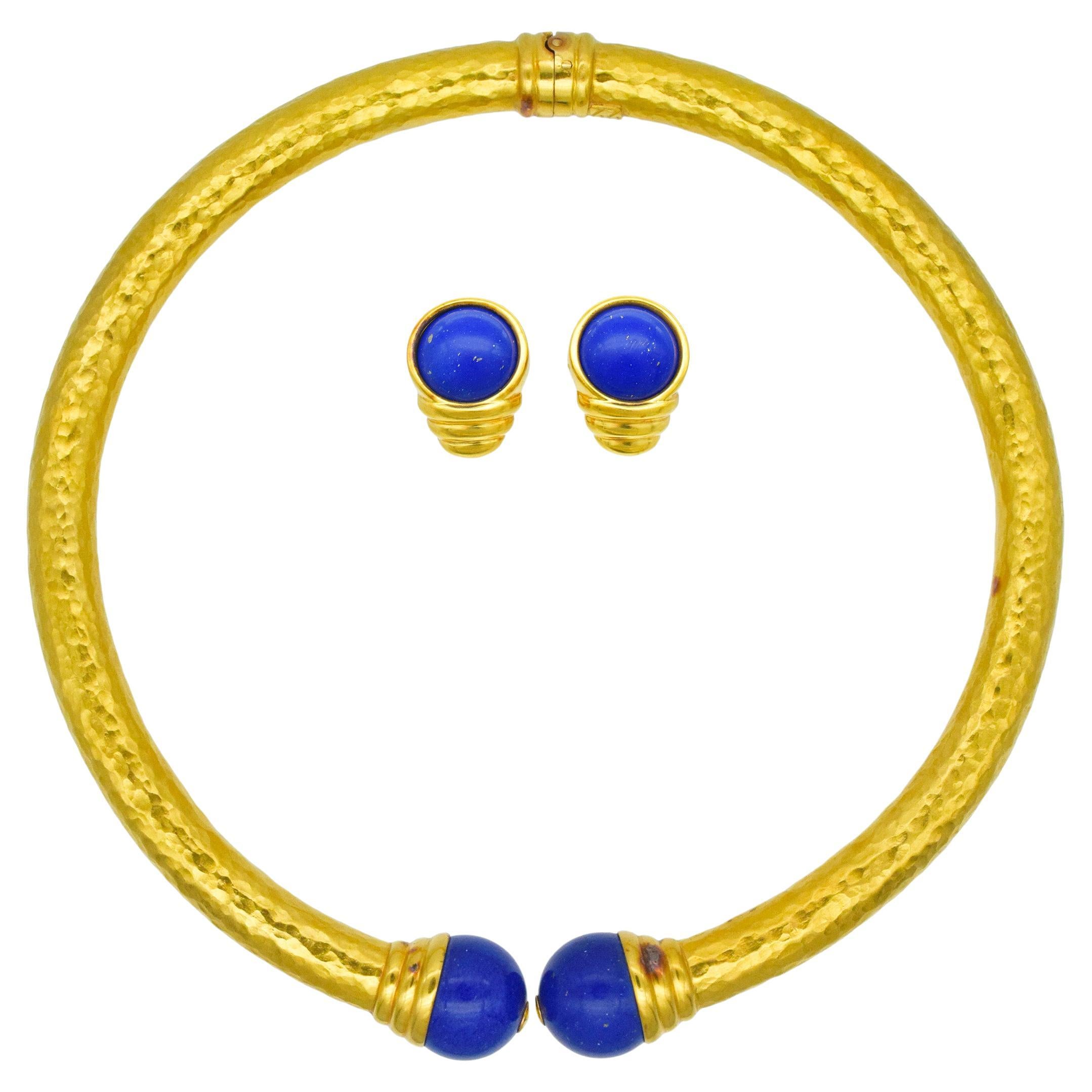 Lapis Lazuli   Collier et boucles d'oreilles en or martelé.  Or 22k en vente