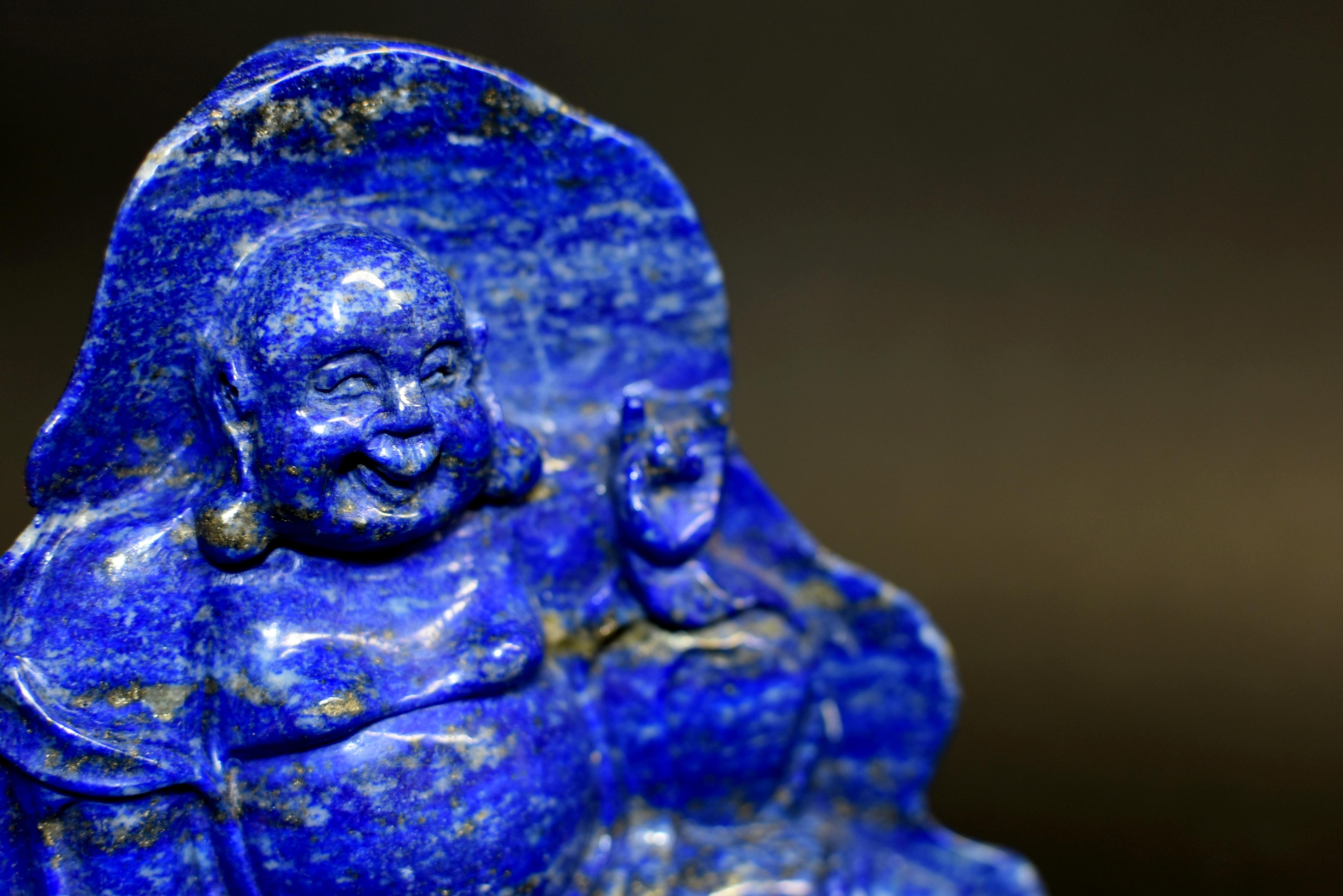 Happy Buddha-Statue aus Lapislazuli im Angebot 1