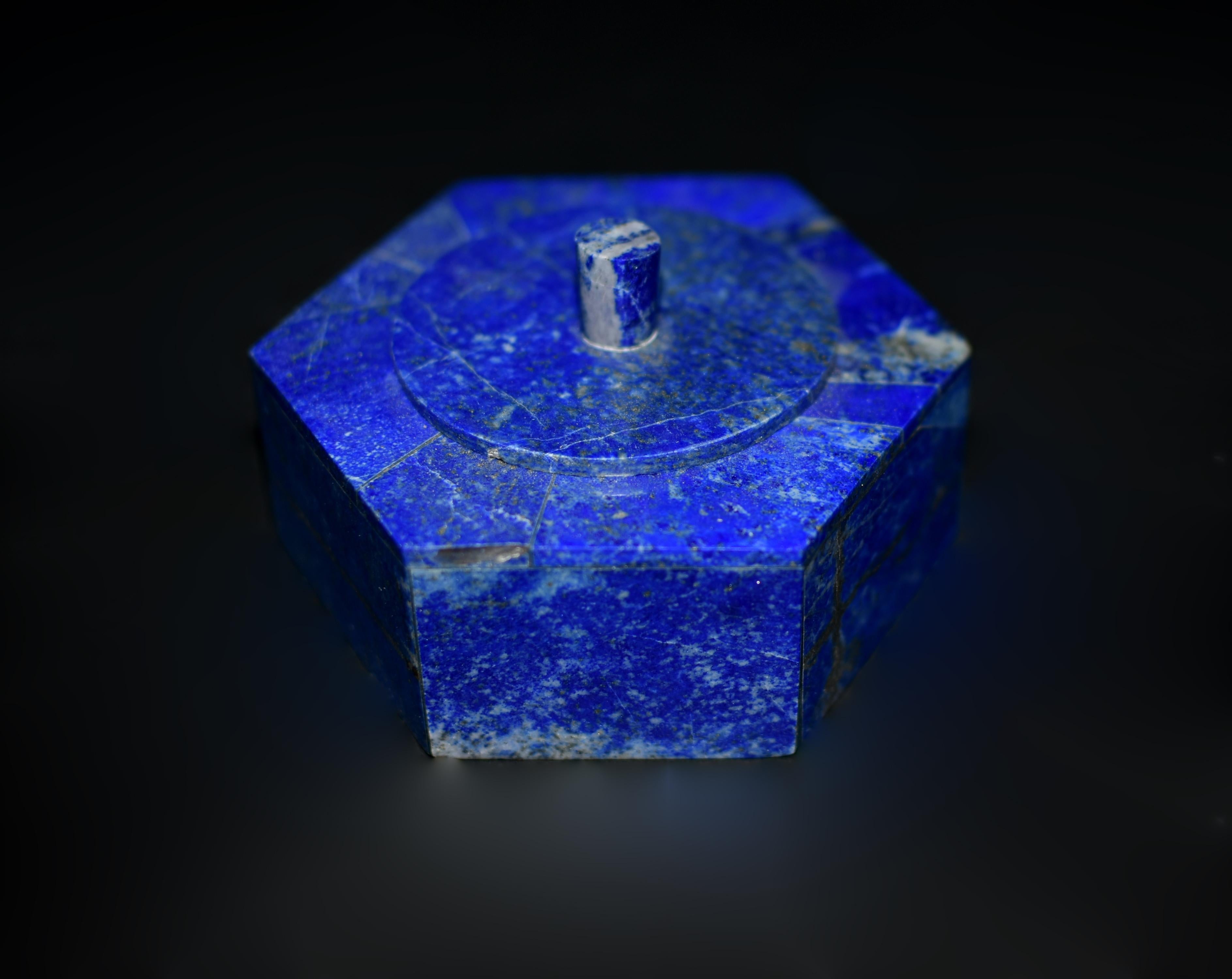 Caja hexagonal de lapislázuli 3,5 en Bueno estado para la venta en Somis, CA
