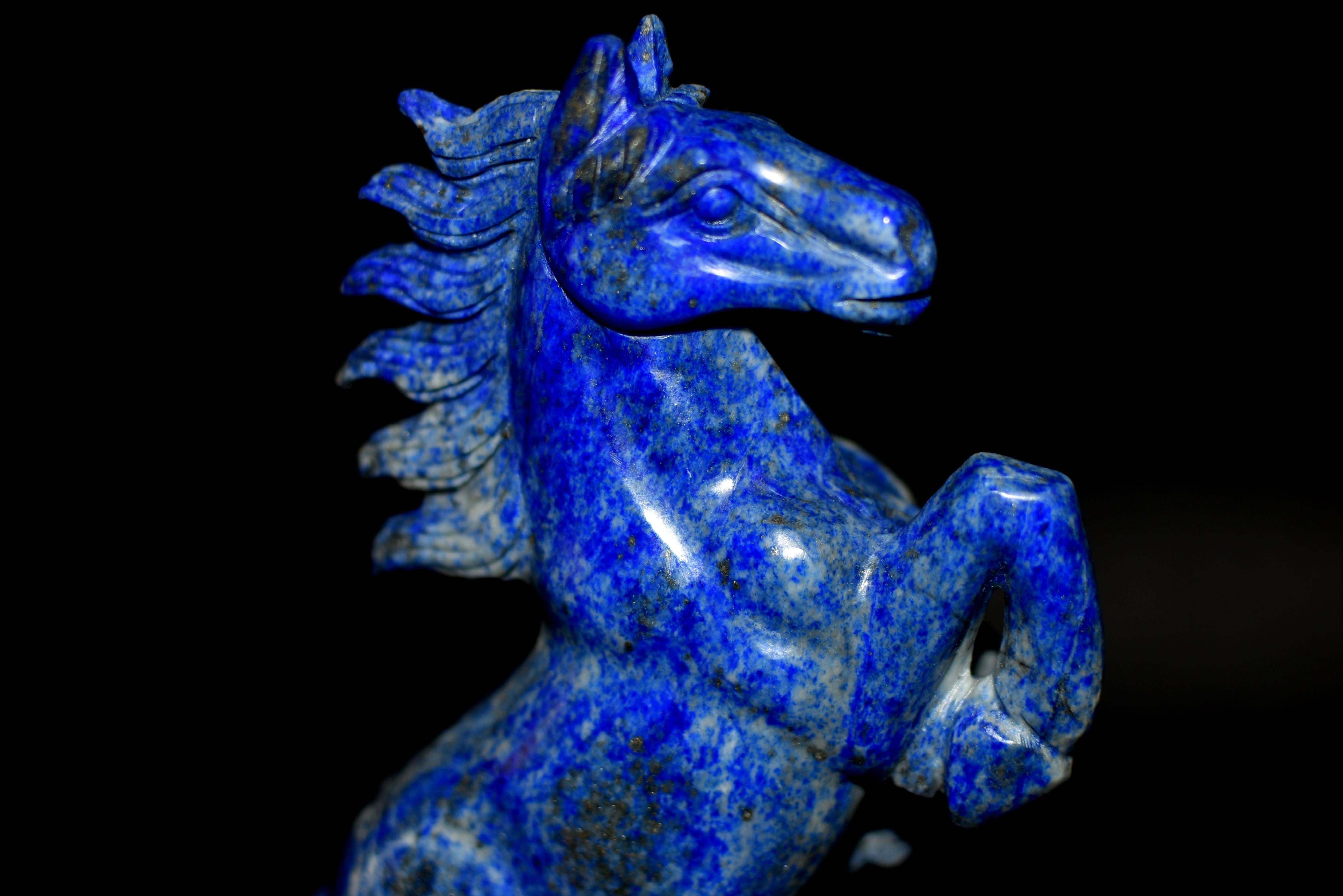 20ième siècle Statue de cheval en lapis-lazuli en vente