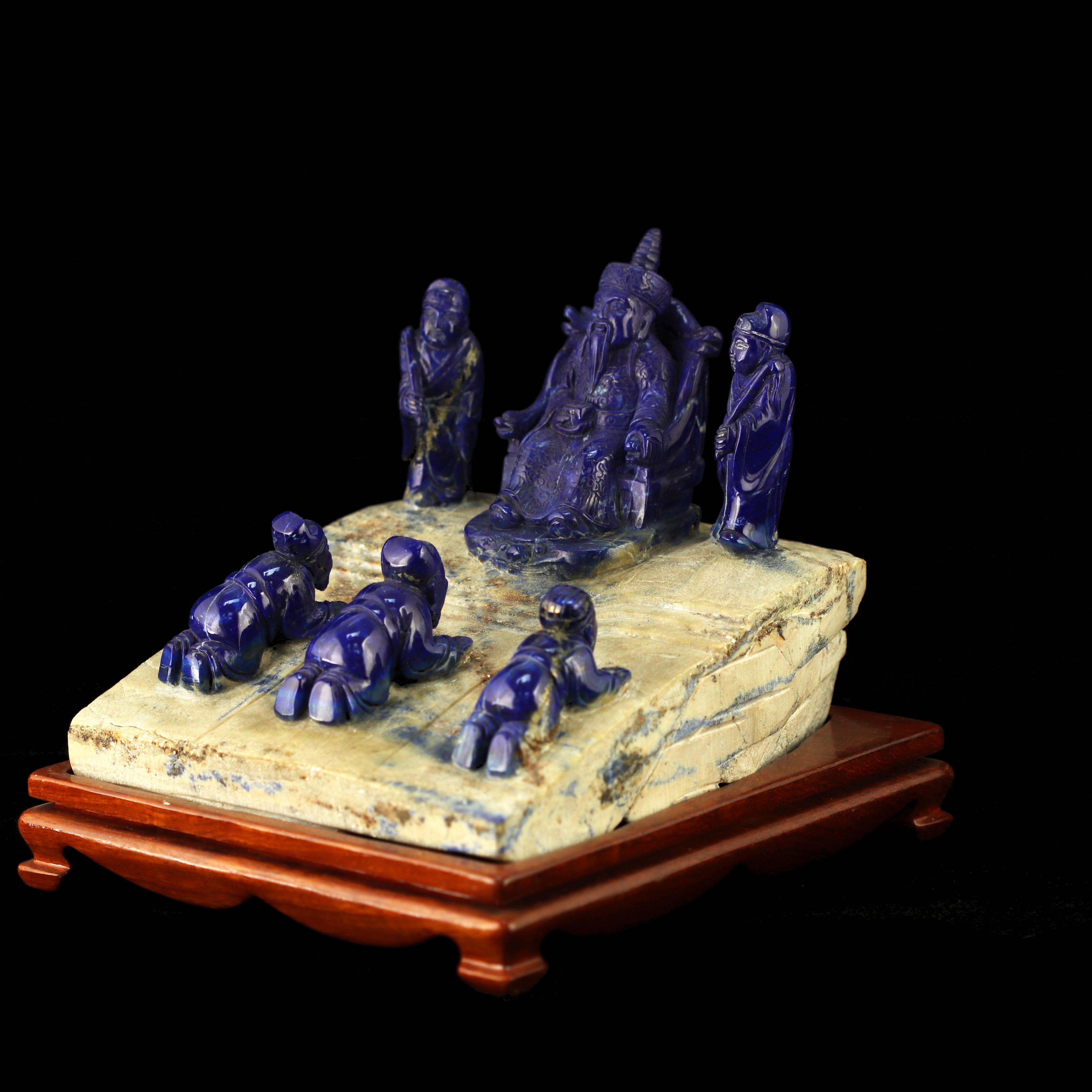Lapislazzuli Re Soggetto scolpito in pietra preziosa blu Statua scultura reale asiatica in vendita 1