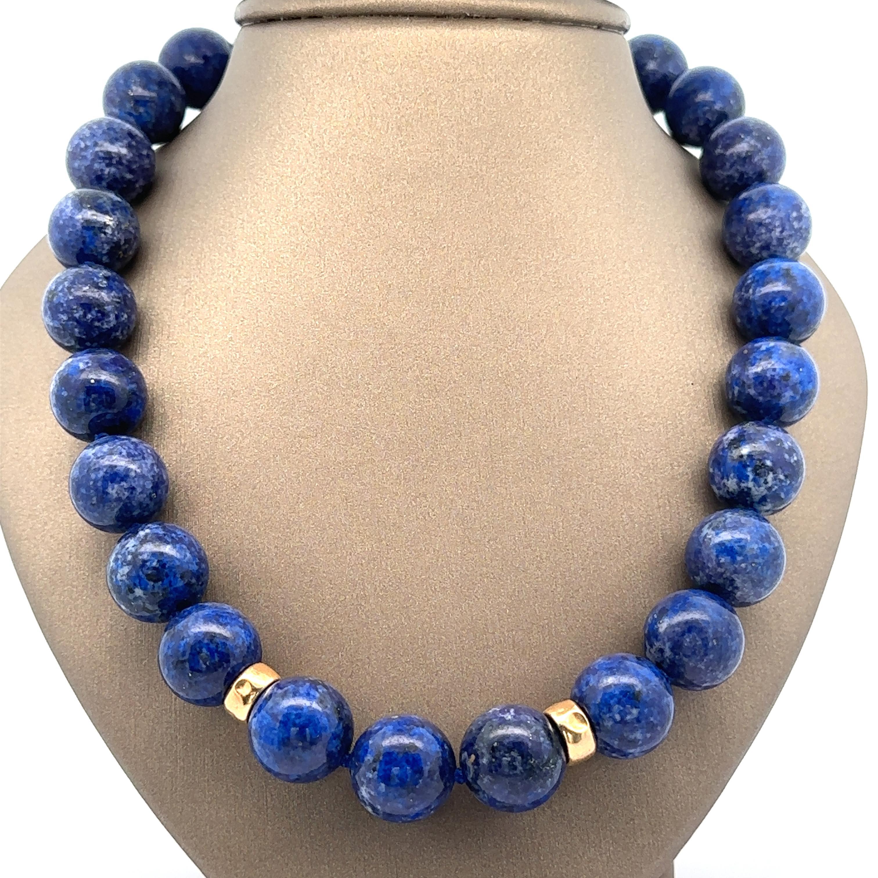 Pietra(e) -
(25) Perline di lapislazzuli naturali autentici - forma rotonda - infilate - maculate  Colore blu con pirite - da 14,98 mm a 15,34 mm (circa)

Materiale: Argento 925 (chiusura) - Oro giallo 14k (perline)
Peso: 135,95 grammi
Tipo di