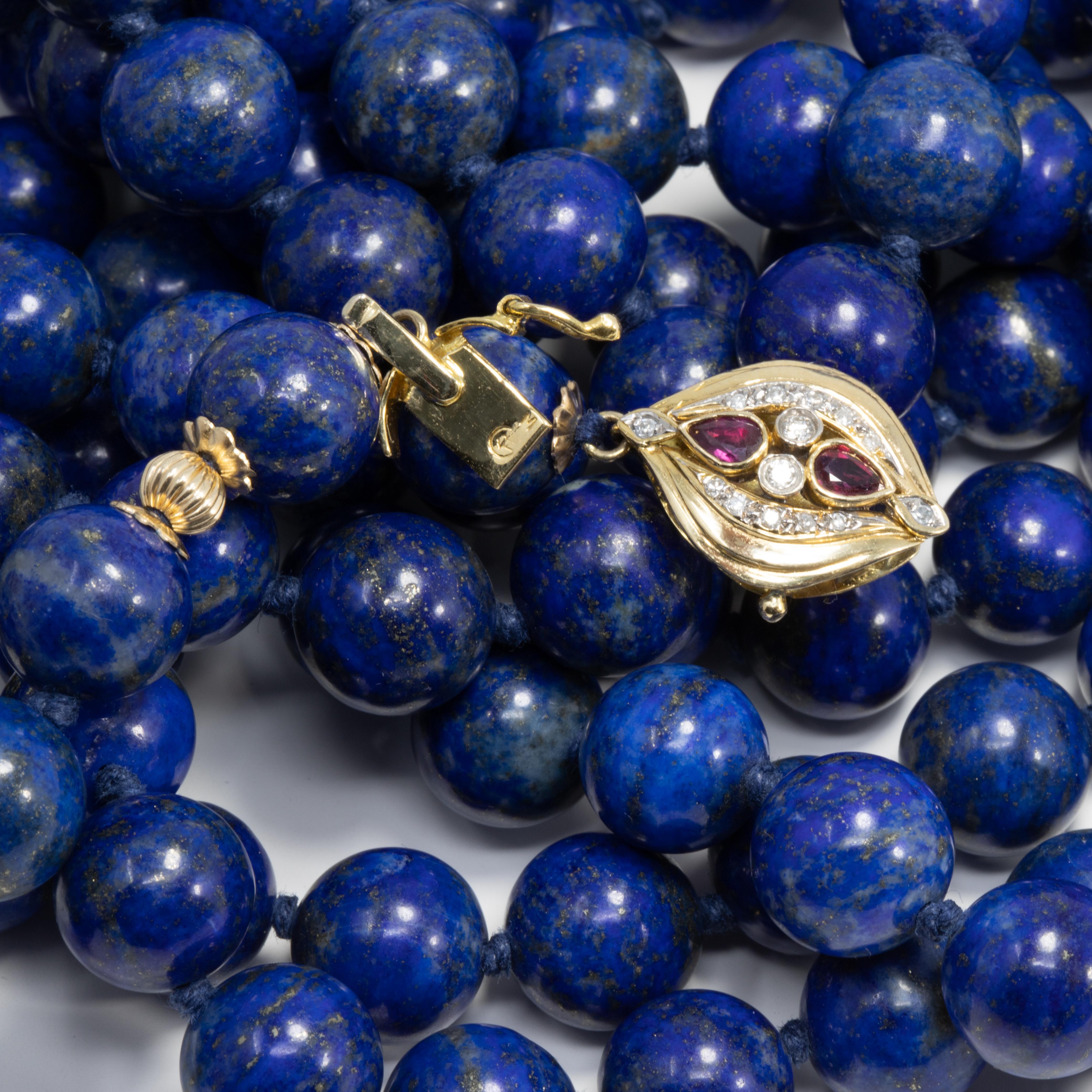 Lange Seil-Perlenkette mit Lapislazuli, Verschluss aus 14 Karat Gold, Diamant und Rubin im Zustand „Hervorragend“ im Angebot in Milford, DE