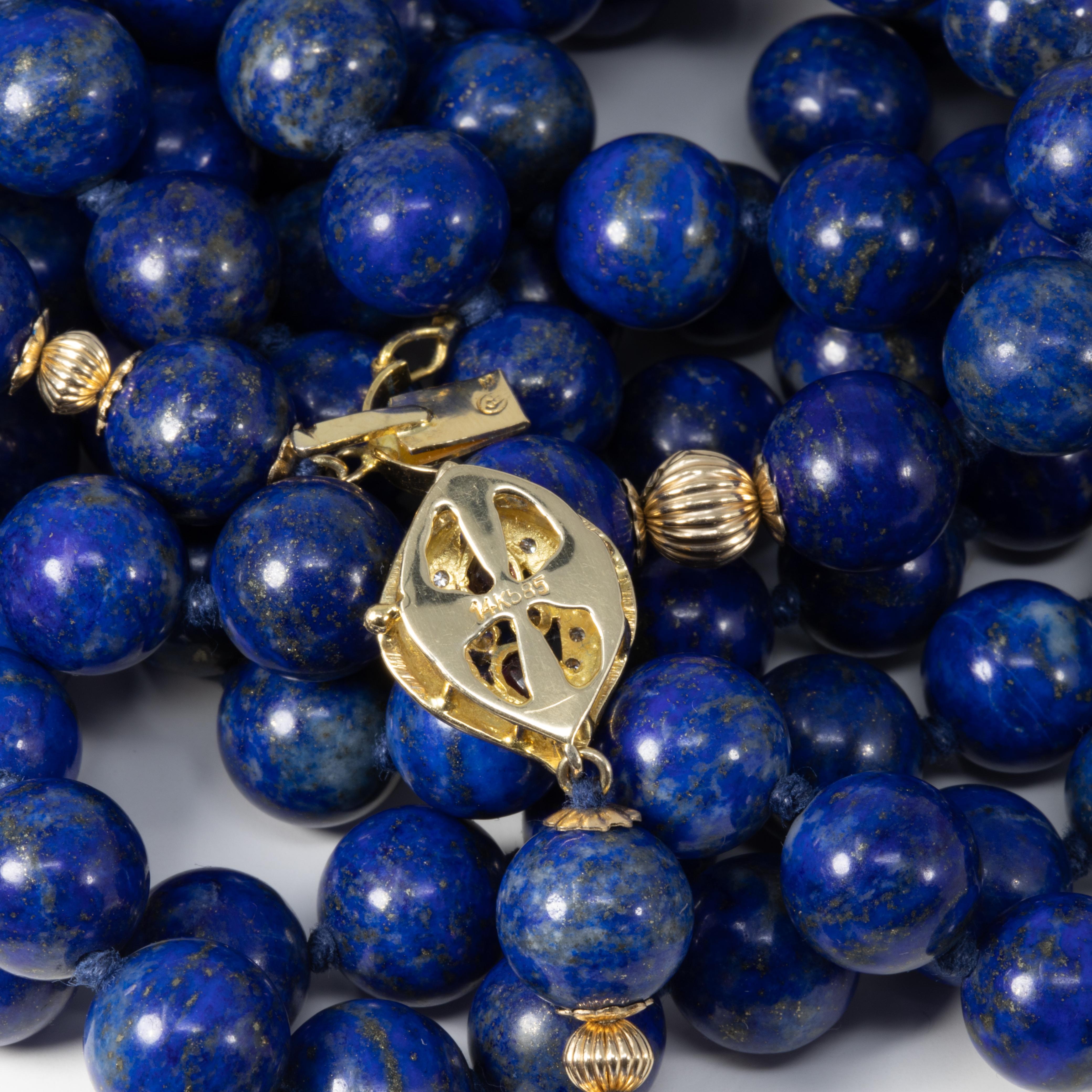 Lange Seil-Perlenkette mit Lapislazuli, Verschluss aus 14 Karat Gold, Diamant und Rubin Damen im Angebot