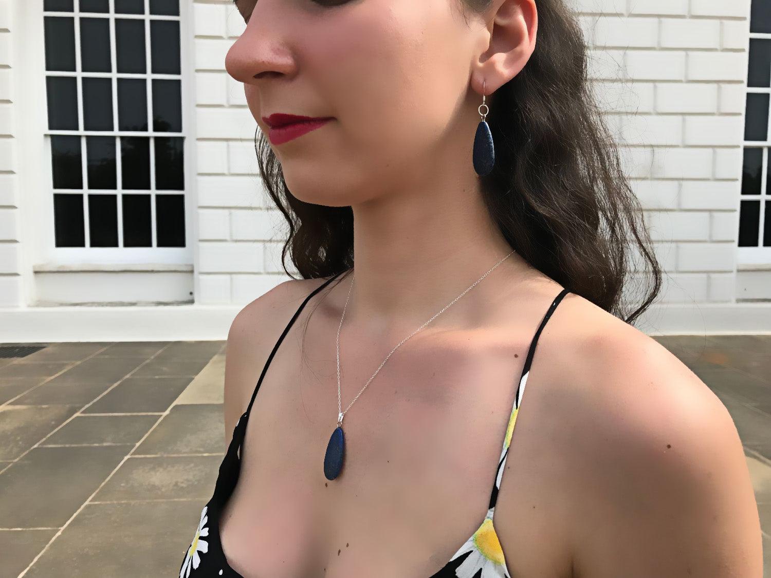 Questa collana, pensata per essere posizionata sulla clavicola, è un ciondolo con Lapislazzuli. Il Lapislazzuli è noto per la sua bellezza accattivante e, se messo in mostra con eleganza in un ciondolo in argento sterling, diventa un bellissimo