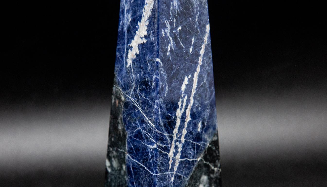 Handgeschnitzter Sodalith Obelisk aus Nordamerika. Sodalith ist ein königsblaues Mineral, das 1811 in Grönland entdeckt wurde.  Im Altgriechischen wird er Salzstein genannt und soll Gelassenheit bringen. 2.5