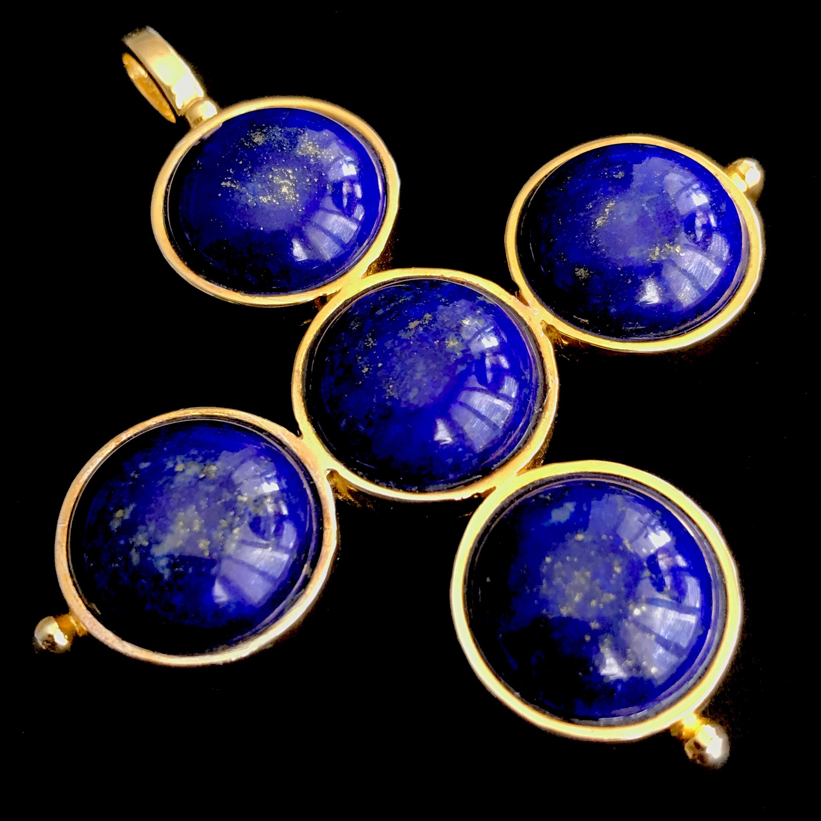Taille cabochon Pendentif croix Odessa en lapis-lazuli sur chaîne en vente