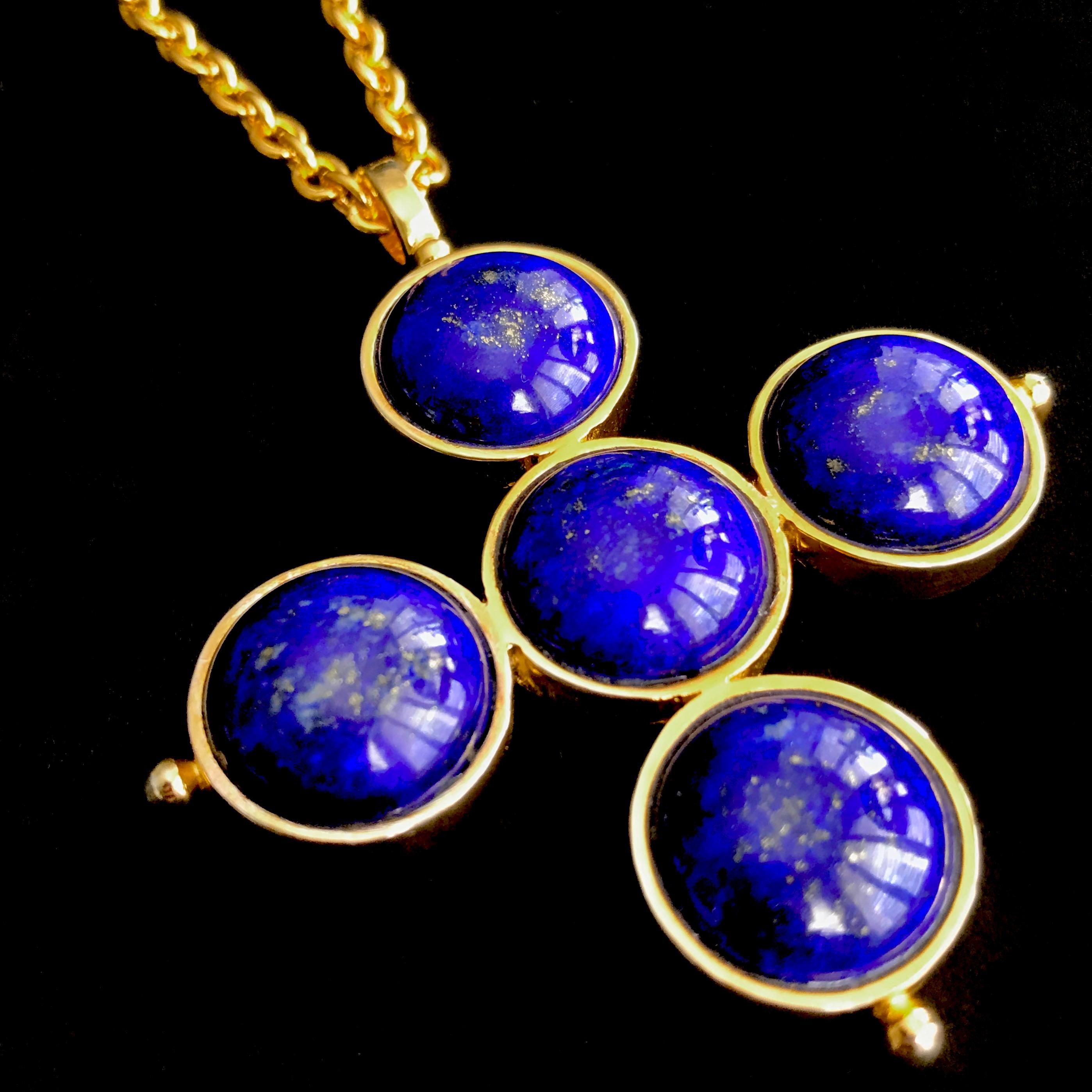 Pendentif croix Odessa en lapis-lazuli sur chaîne Pour femmes en vente