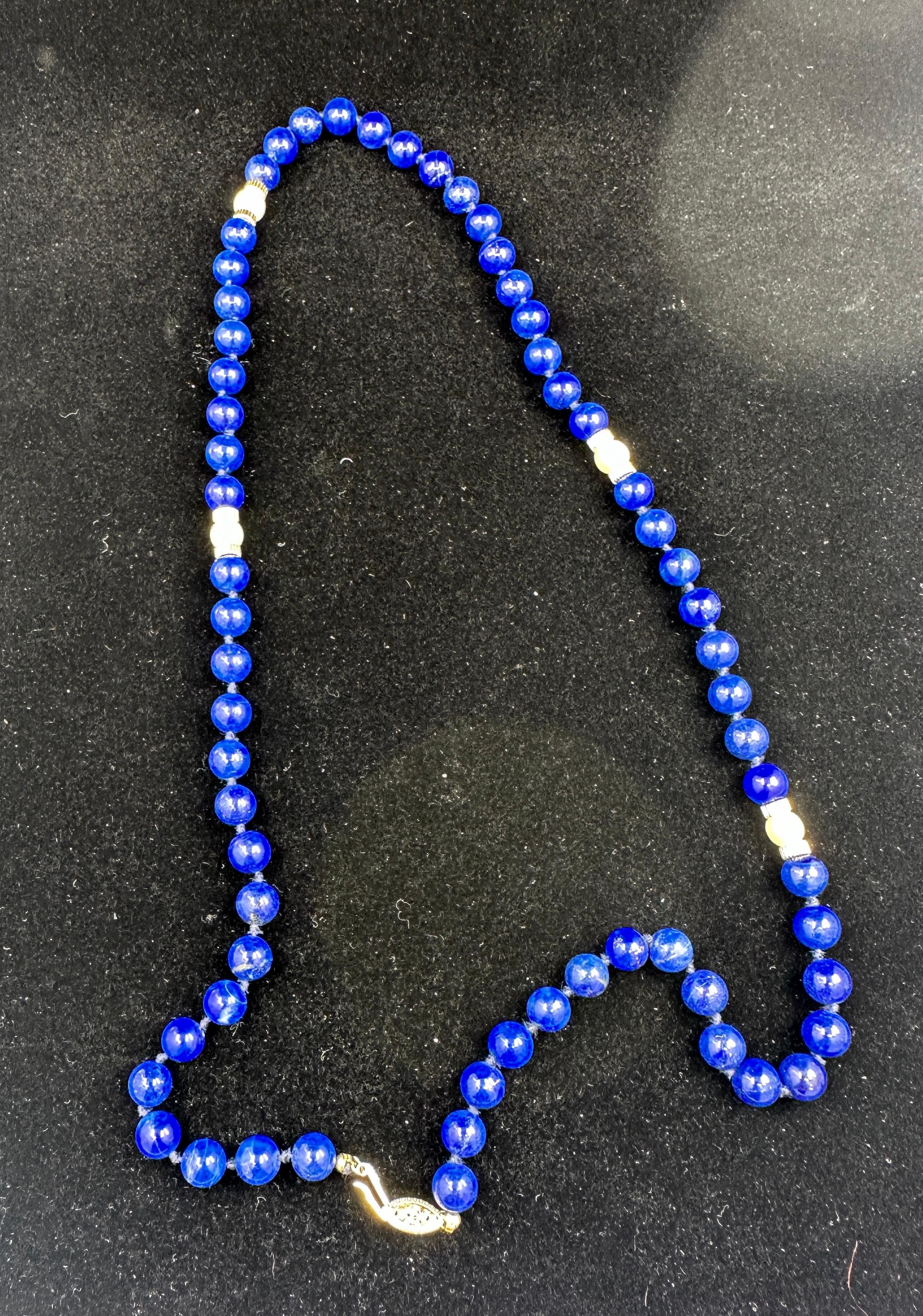 CE COLLIER est un magnifique collier de 66 cm de long, composé de perles de LAPIS LAZULI, de perles et de perles en or 14 carats.  LES PERLES DE LAPIS-LAZULI BLEU VIF SONT JOLIMENT MOUCHETÉES D'UNE ABONDANCE D'OR ET MESURENT 7 À 8 MM DE DIAMÈTRE. 