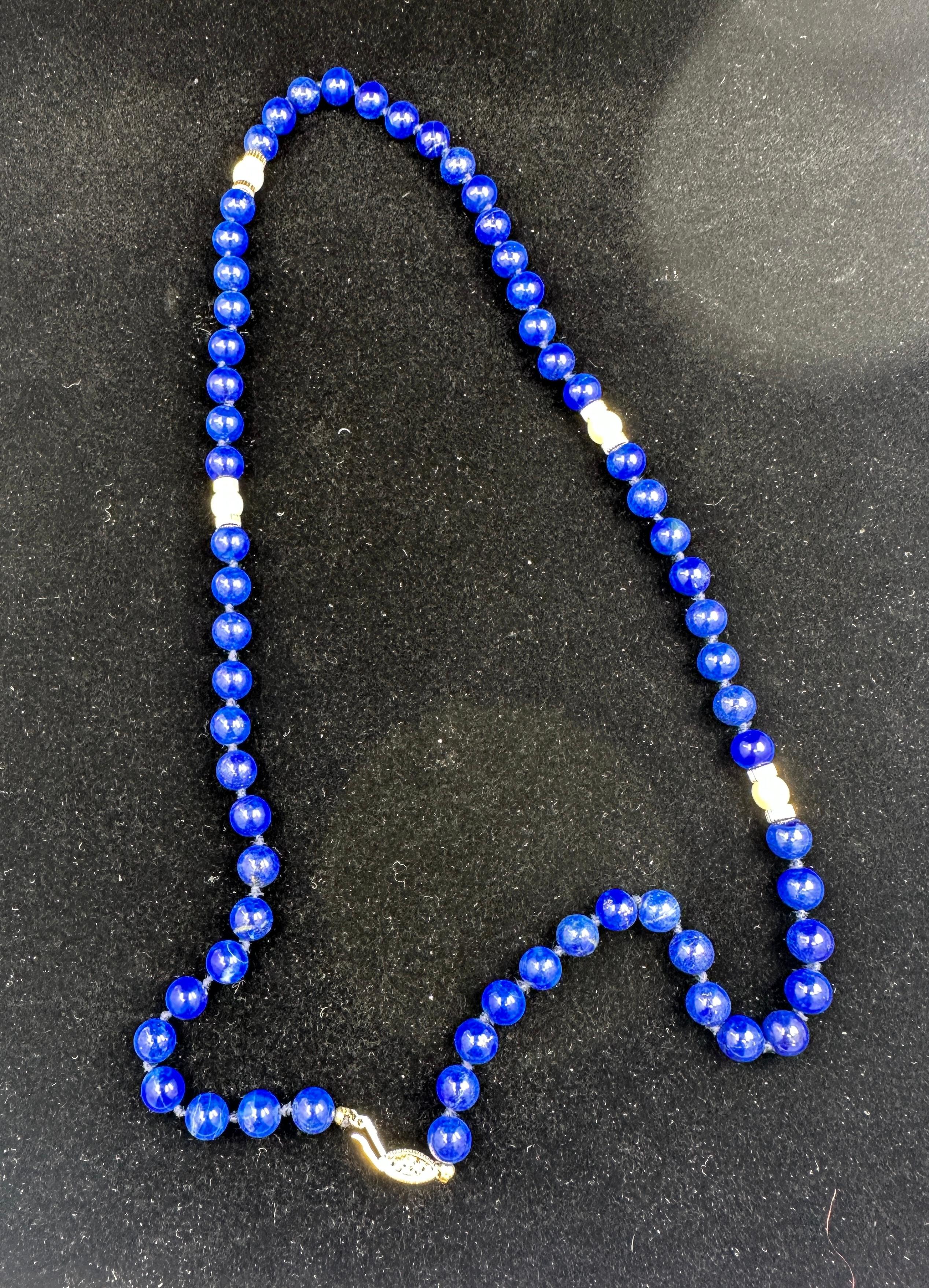 Collier de perles de Lapis Lazuli en or 14 carats 26 pouces Rétro Antique Excellent état - En vente à New York, NY