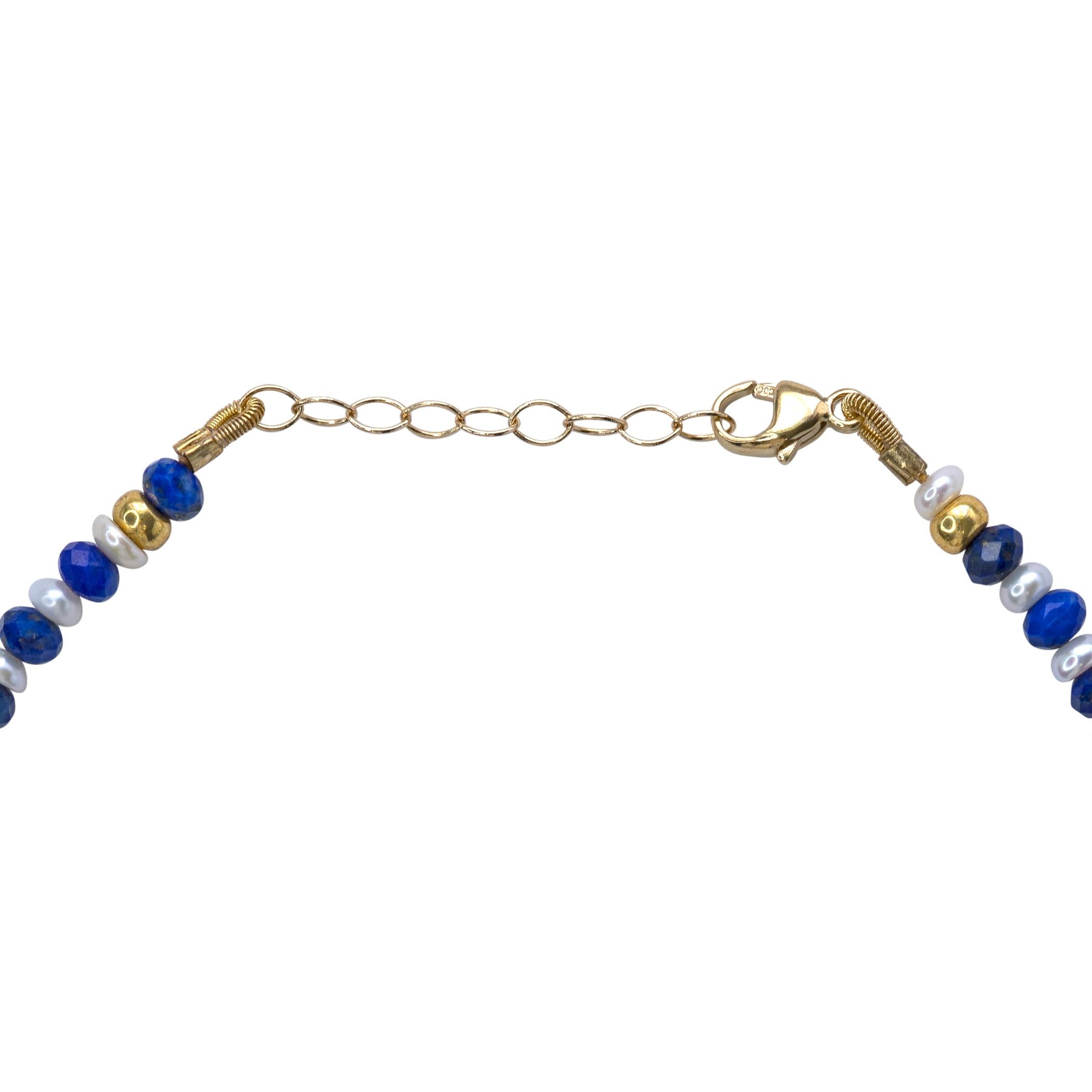 Avvolgi il tuo polso in una saggezza regale con questo bracciale di lapislazzuli e perle. Indossando questa combinazione senza tempo, sentirai una connessione con l'antica conoscenza e la verità interiore, ispirandoti a esprimere te stesso con