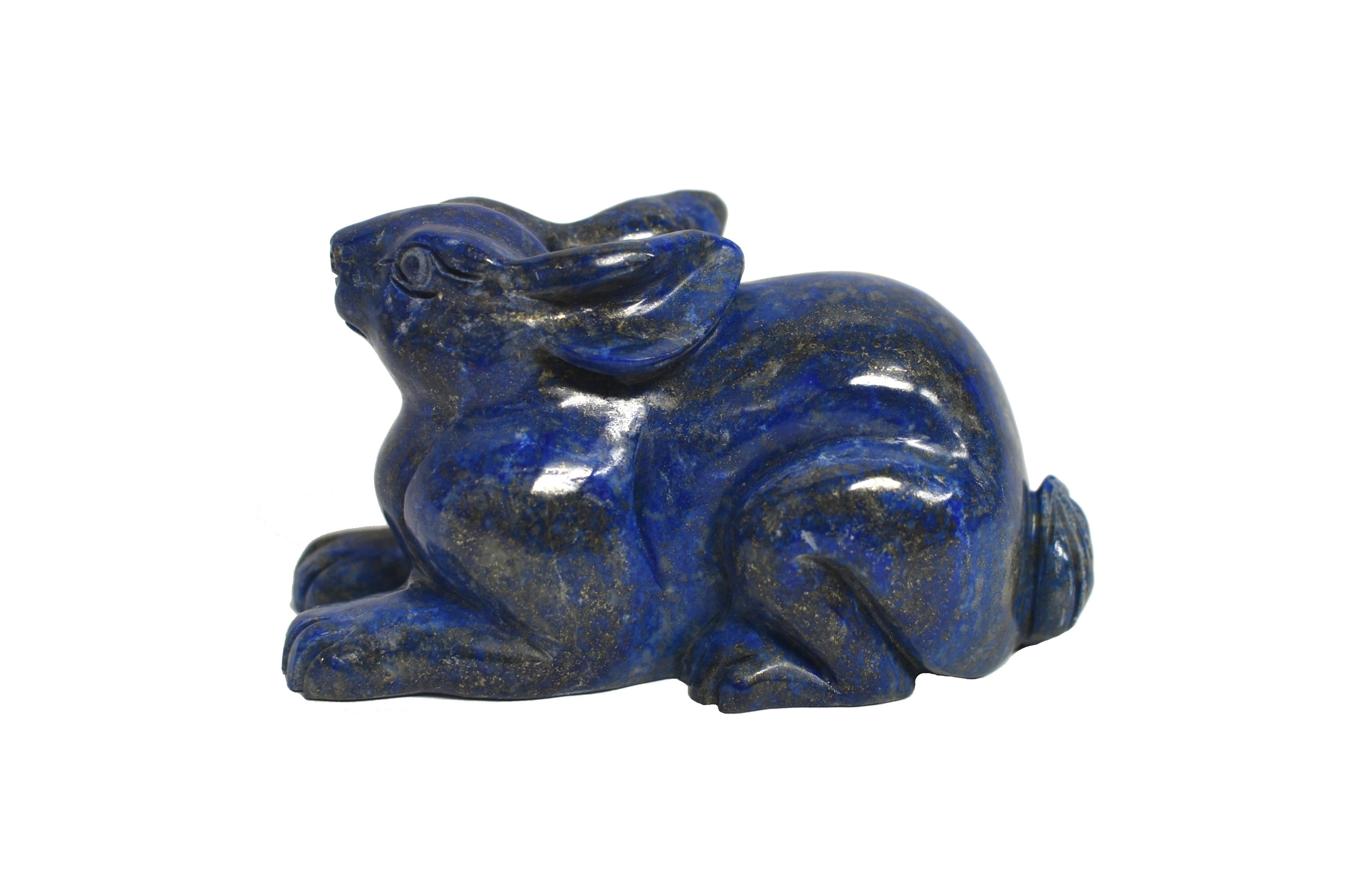 Pour l'année du lapin, nous vous présentons un lapin en lapis-lazuli naturel de qualité AAA, finement sculpté. Le lapin se repose sur ses pattes, les oreilles tirées en arrière. Avec une expression alerte et inquisitrice. Le Lapis est d'un beau bleu