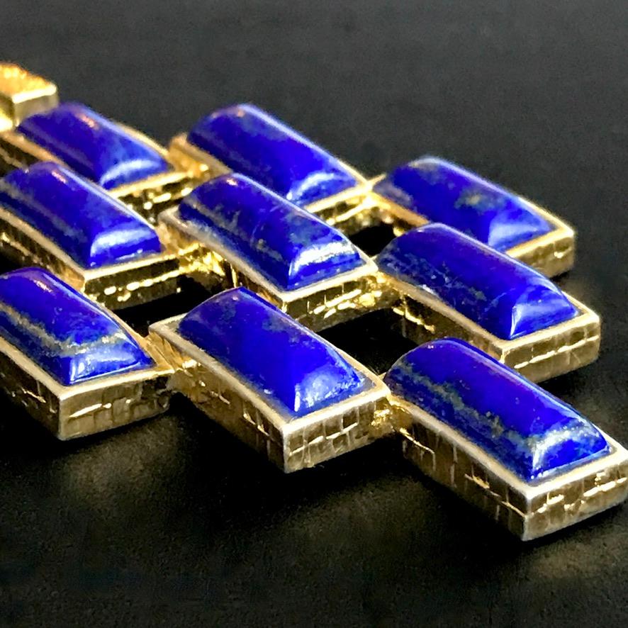 Composto da 9 gemme rettangolari cabochon di Lapislazzuli incastonate in una montatura cesellata in stile architettonico, questo ciondolo è favoloso indossato sia di giorno che di sera. 

Il ciondolo viene venduto con un collare (come nella foto),