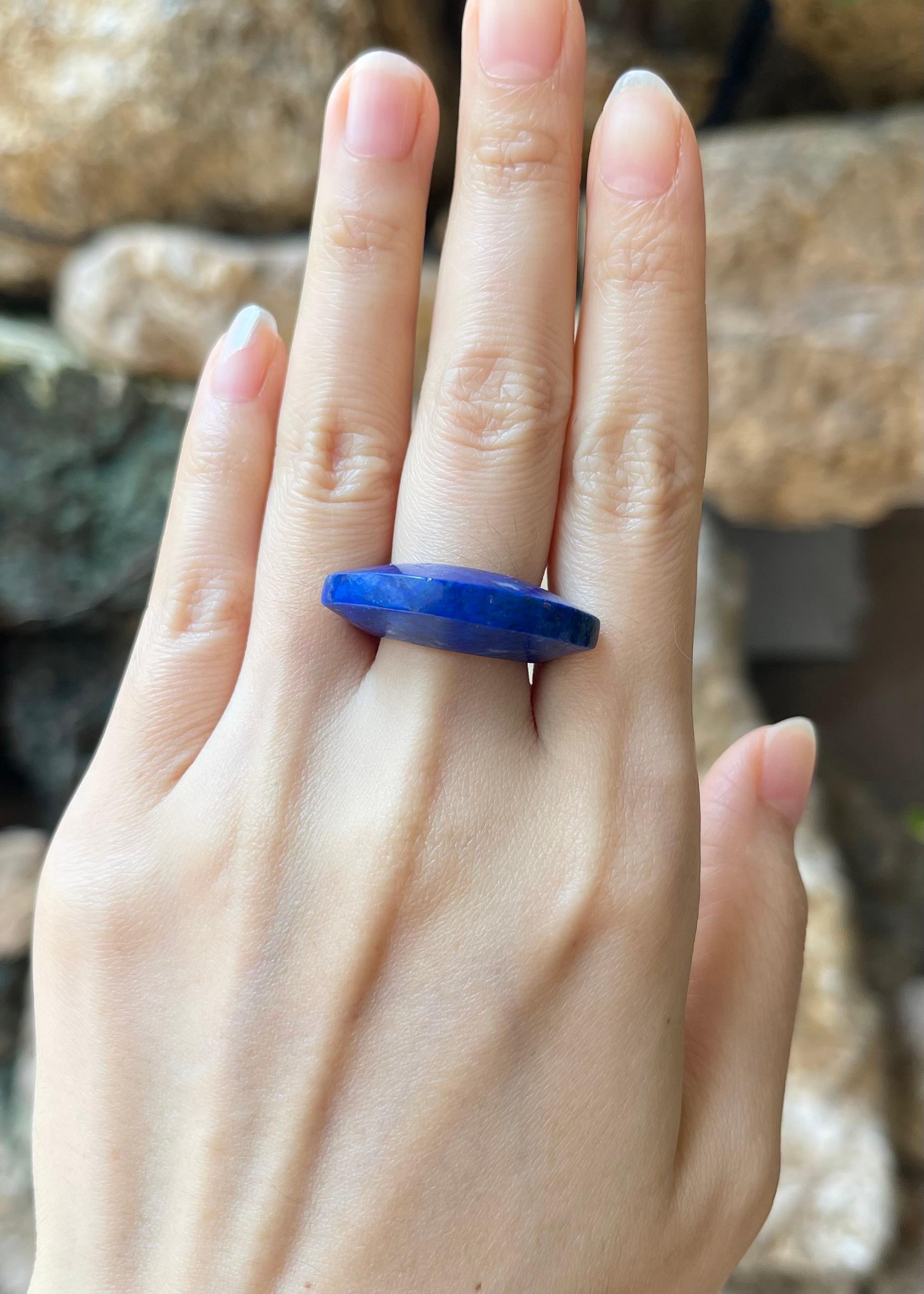 Ring mit Lapislazuli in 18 Karat Goldfassungen gefasst

Breite:  3.1 cm 
Länge: 0.8 cm
Ringgröße: 51
Gesamtgewicht: 9,14 Gramm

