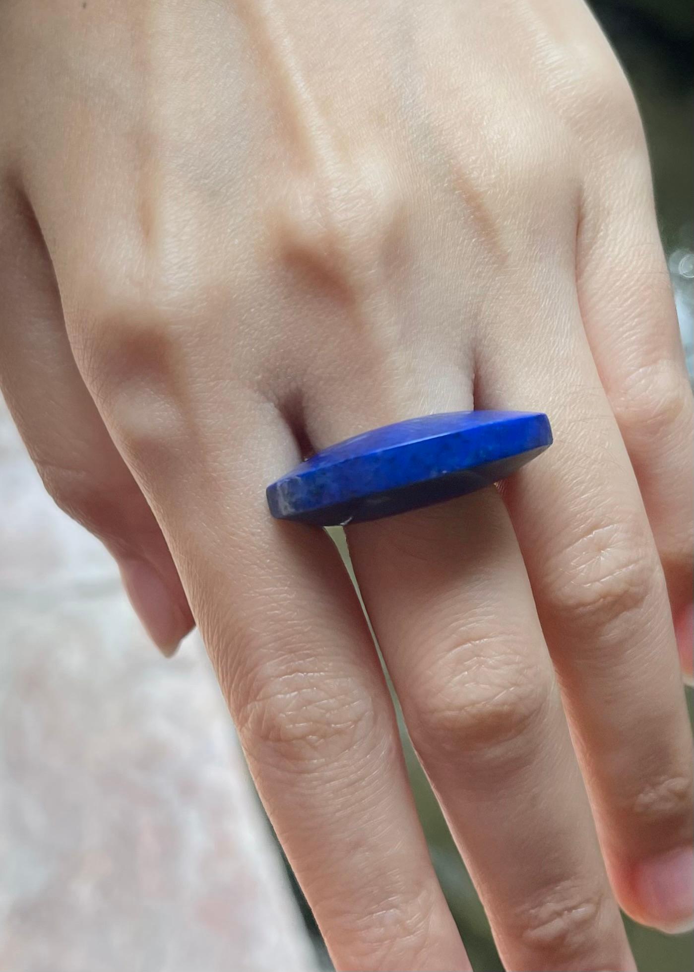 Ring mit Lapislazuli in 18 Karat Goldfassungen gefasst (Gemischter Schliff) im Angebot