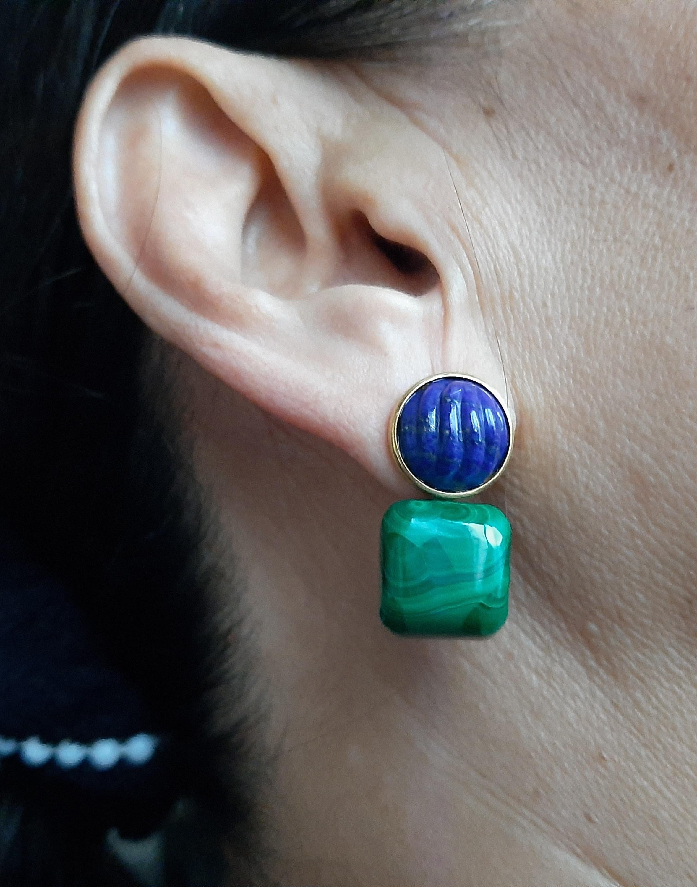 Ces boucles d'oreilles simples mais élégantes sont faites à la main et comportent deux cabochons ronds de lapis-lazuli de 13 mm de diamètre sertis dans un chaton en or jaune 14 Kt au sommet duquel sont suspendues deux malachites en forme de coussin
