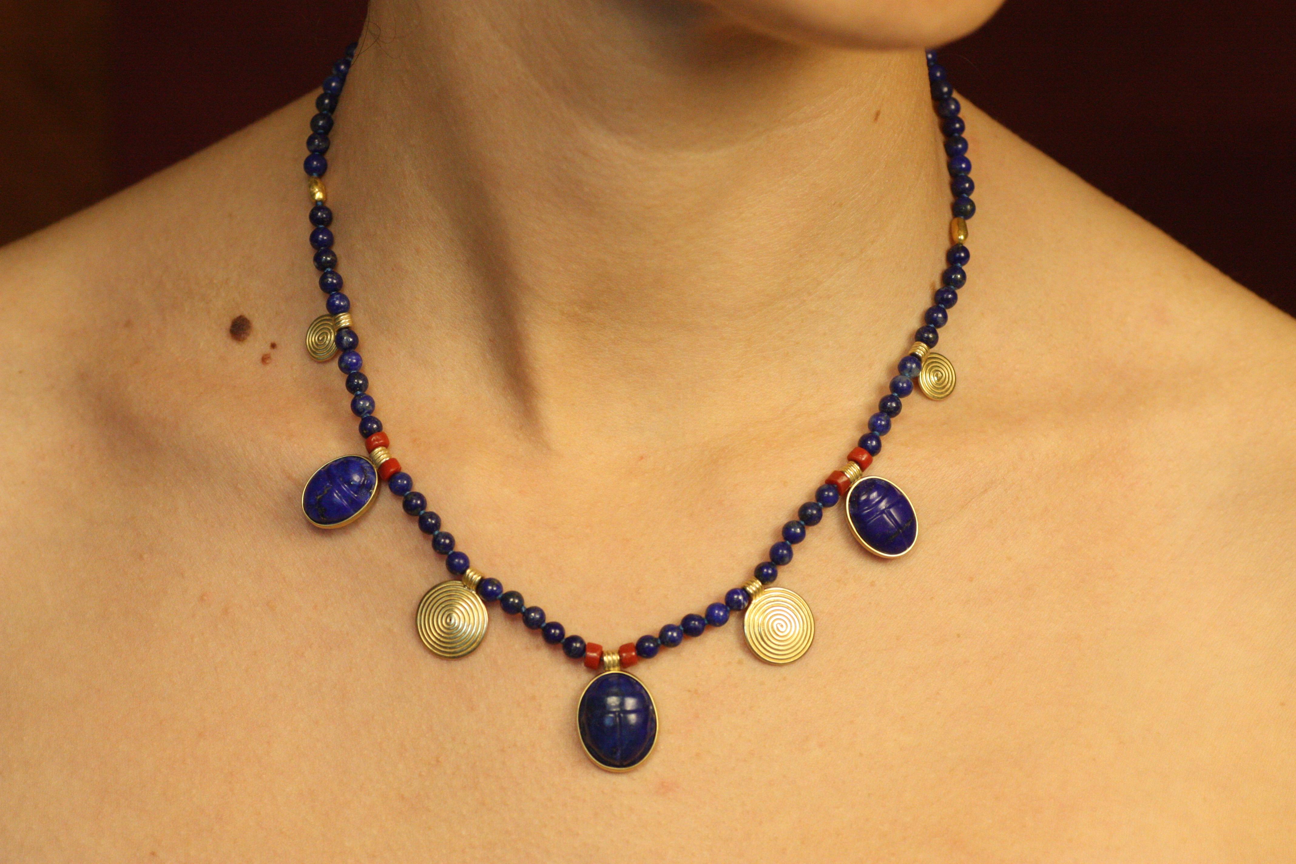 Questo  La collana unica Scarabeo a disco solare riunisce gli antichi simboli egizi dello scarabeo e del disco solare in un design armonioso. Gli scarabei in lapislazzuli intagliati a mano evocano trasformazione e rinnovamento, mentre i dischi a