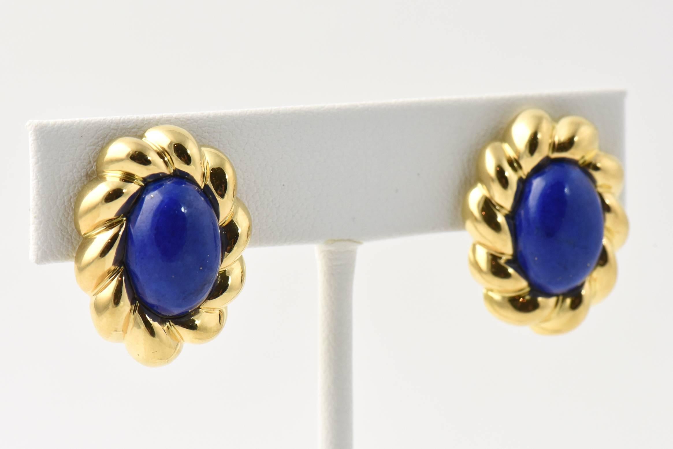 Taille cabochon Clips d'oreilles en or sculpté et lapis-lazuli