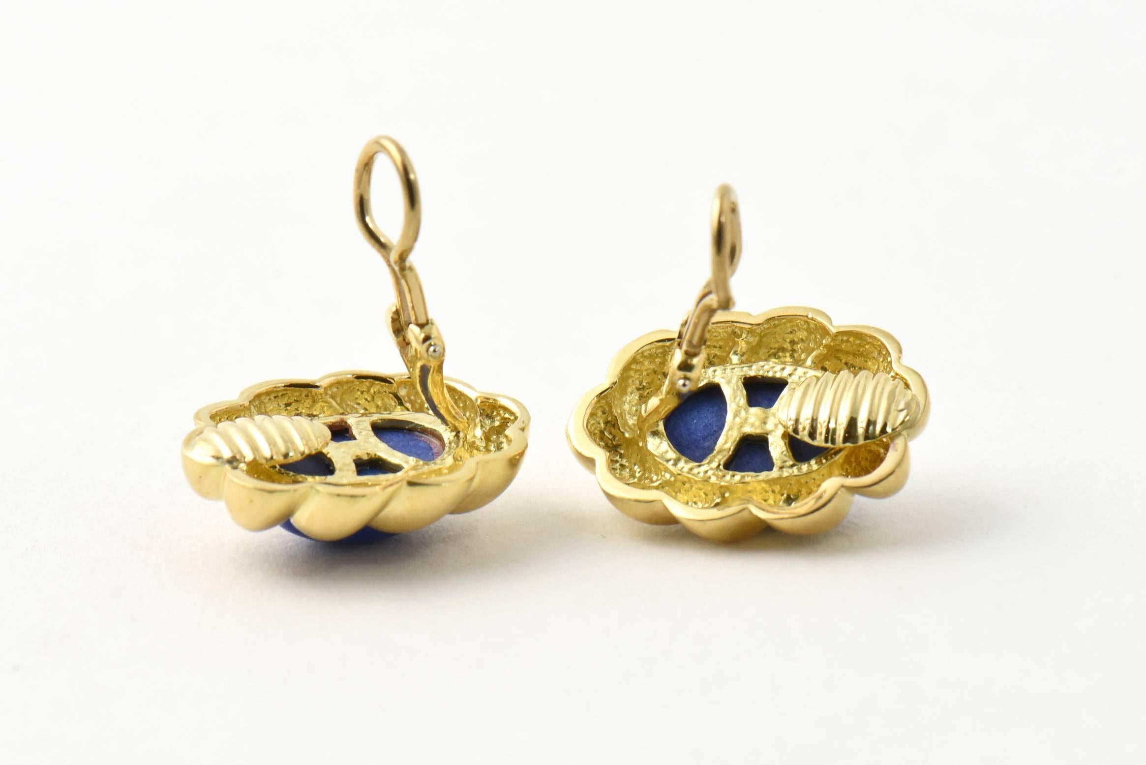 Clips d'oreilles en or sculpté et lapis-lazuli 1