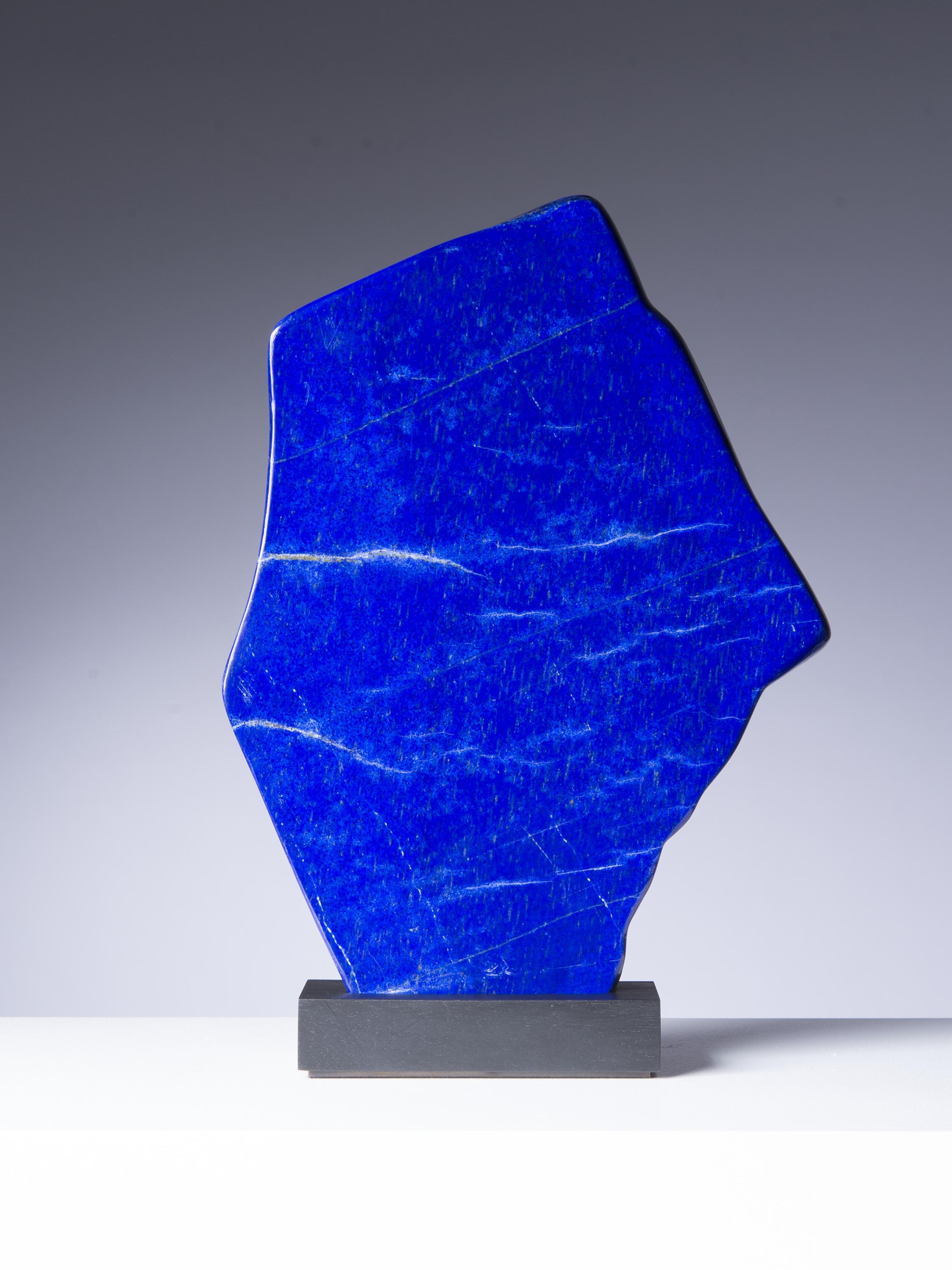 A delightful small section of vibrant lapis lazuli. Beautifully polished
freeform specimen.

This piece was legally and ethically sourced.
Place of origin: Afghanistan