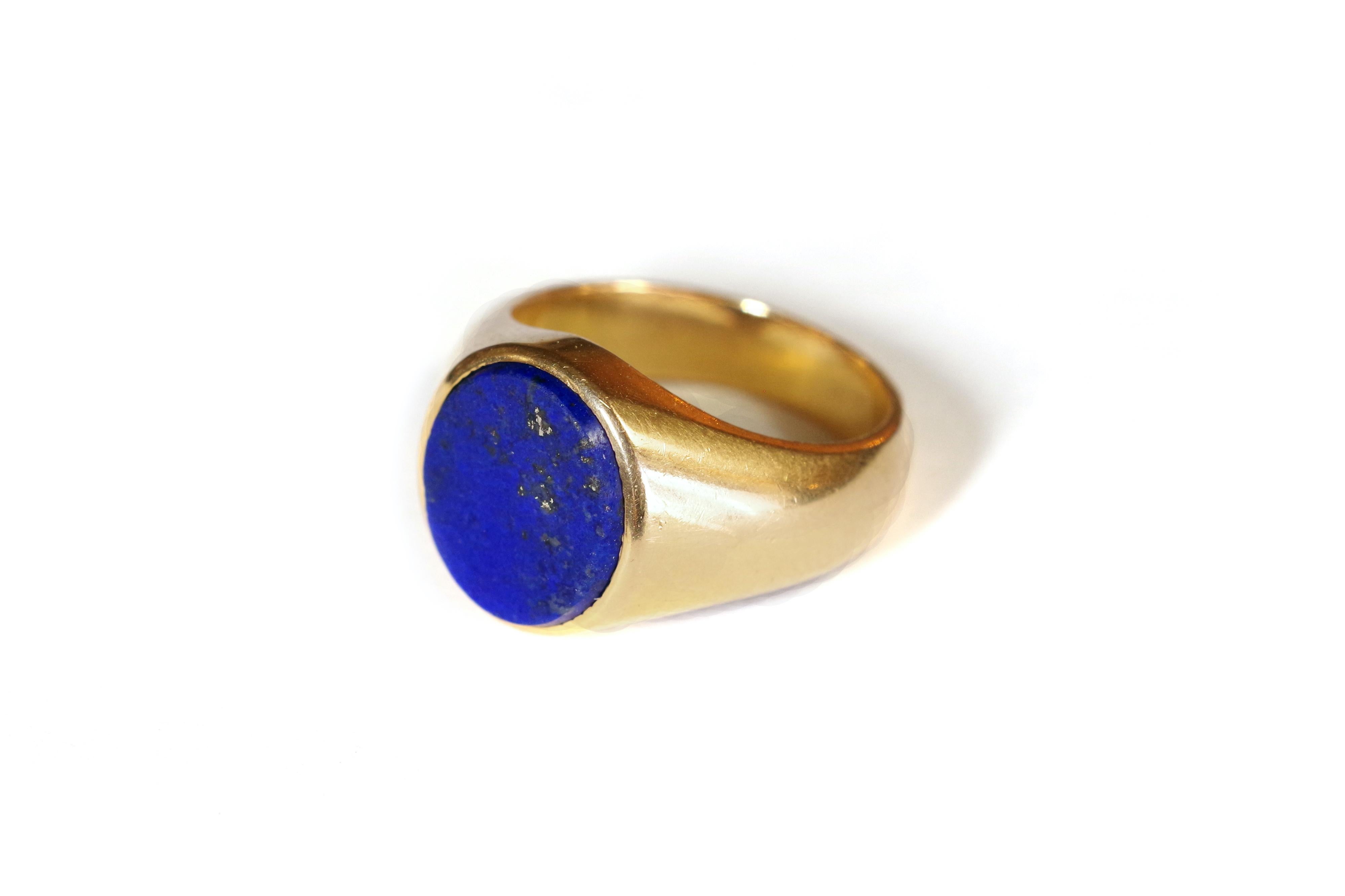 Lapislazuli-Signetring aus 18-karätigem Gelbgold. Ein Herren- oder Damenring mit einer ovalen Lapislazuli-Plakette in einem breiten Goldring. Vintage-Ring, ca. 1970.

Eulenpunze

Fingergröße: 54 EU oder 6.5 US (kann in der Größe angepasst