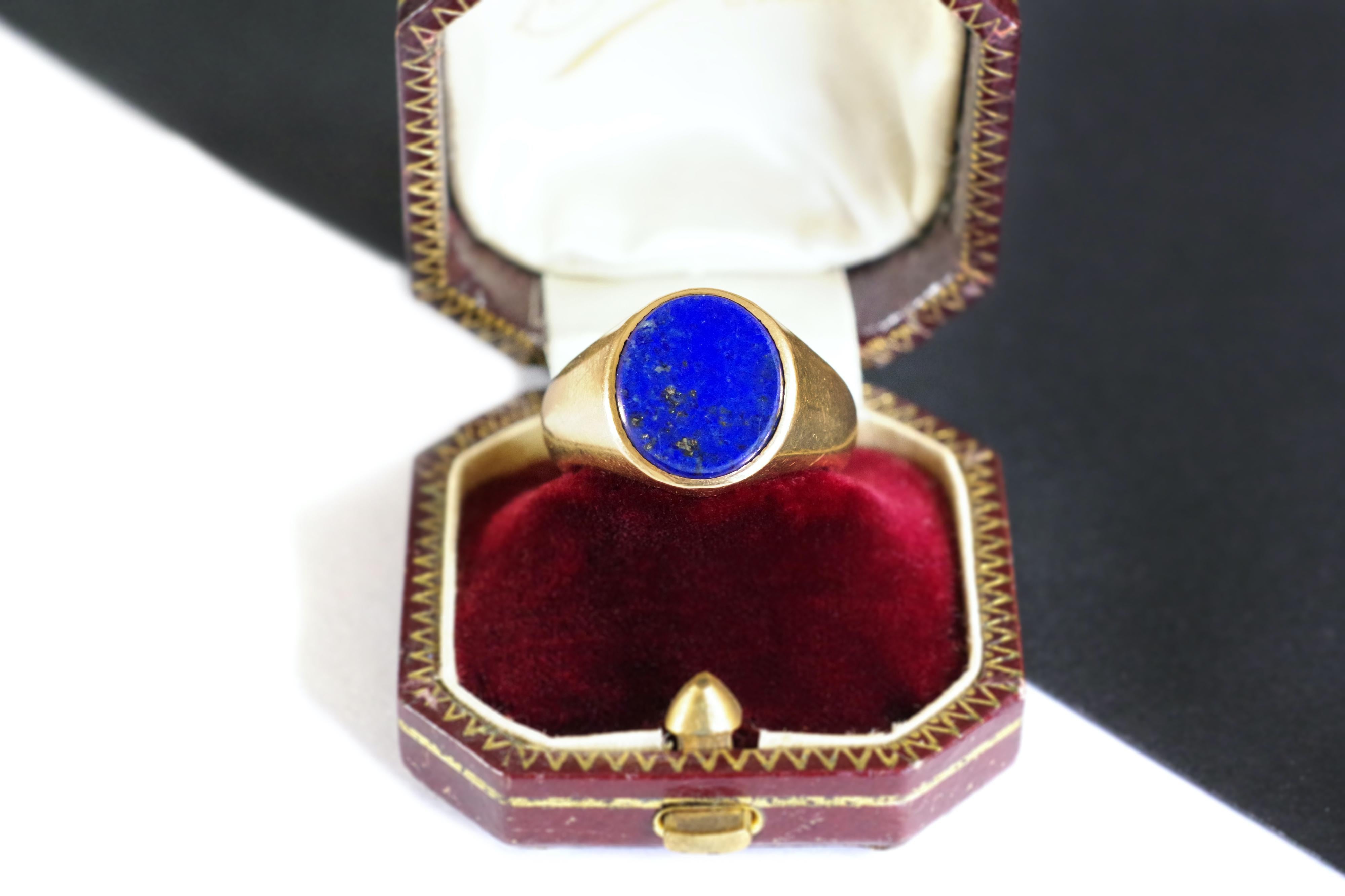 Lapislazuli-Siegelring aus 18 Karat Gold, gebrauchter Lapislazuli-Ring im Zustand „Relativ gut“ in PARIS, FR