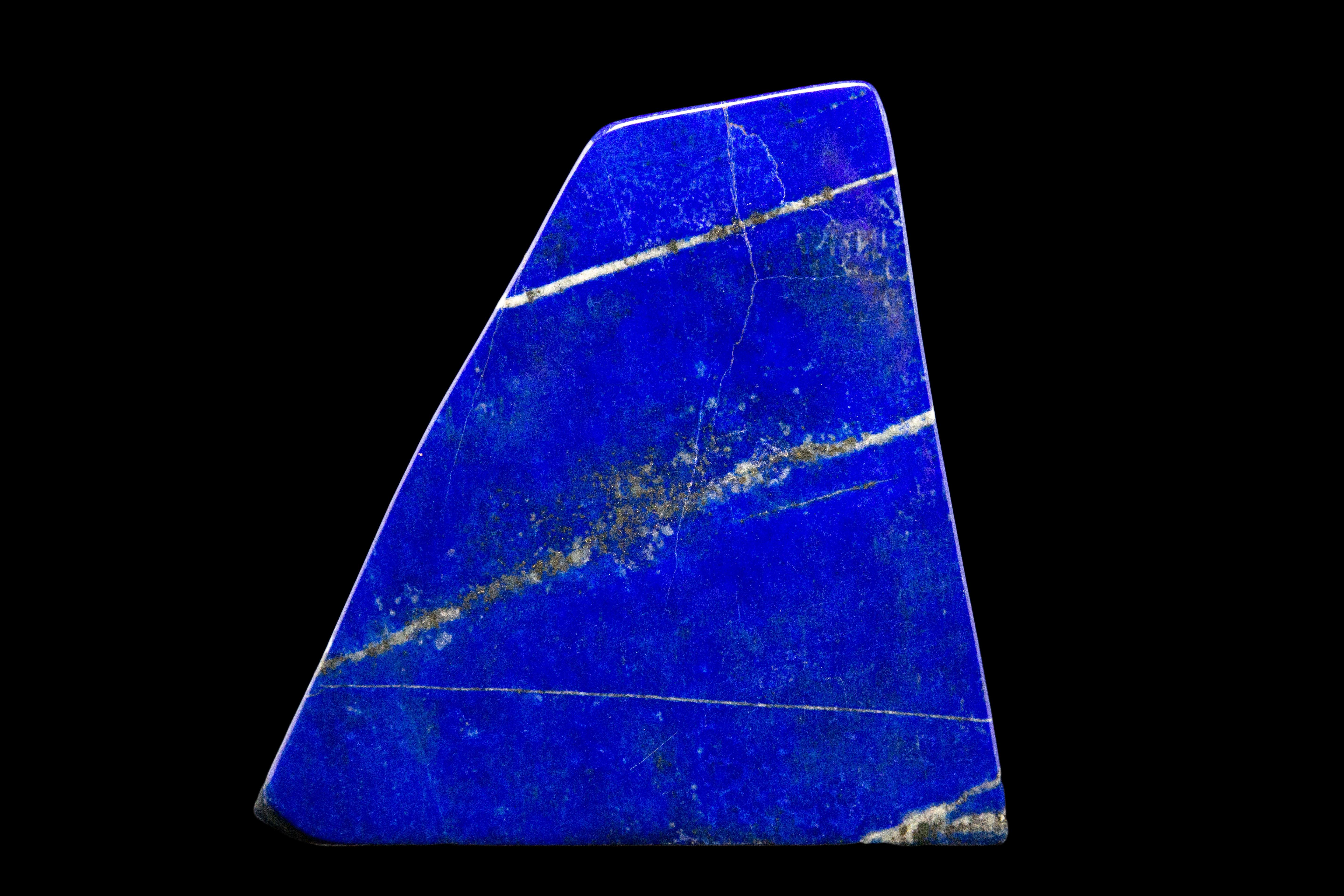 Wunderschön polierte Lapislazuli-Mineralstufe aus Afghanistan. Dieser Halbedelstein wird seit der Antike wegen seiner intensiven, schönen blauen Färbung und den goldenen Sprenkeln geschätzt. Es wurde auch in der bildenden Kunst in Form von