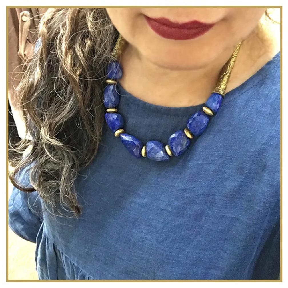 Questa è un'audace collana con pietra di Lapislazzuli. È stato creato con un set di otto lapislazzuli sfaccettati e tagliati a vivo, abbinati a perline in oro di Bali come distanziatori e a tubi in ottone con motivo Nepal da 5,5 pollici. Il tutto è