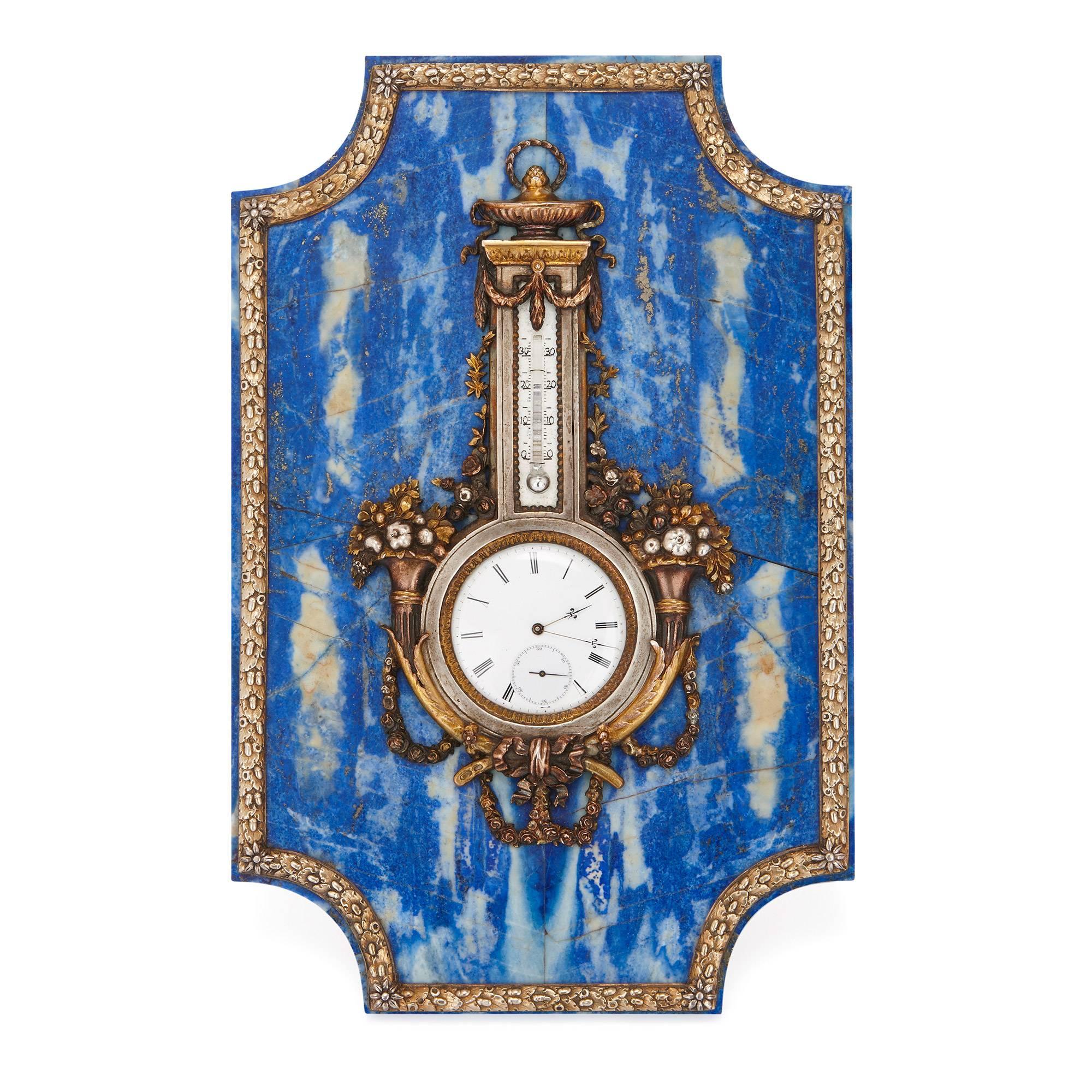 Le corps de cette belle horloge de table et baromètre est plaqué en lapis-lazuli et soutenu par un bras articulé au dos. Les cadrans de l'horloge et du baromètre au centre sont tous deux en émail blanc et encadrés de montures décoratives en métal
